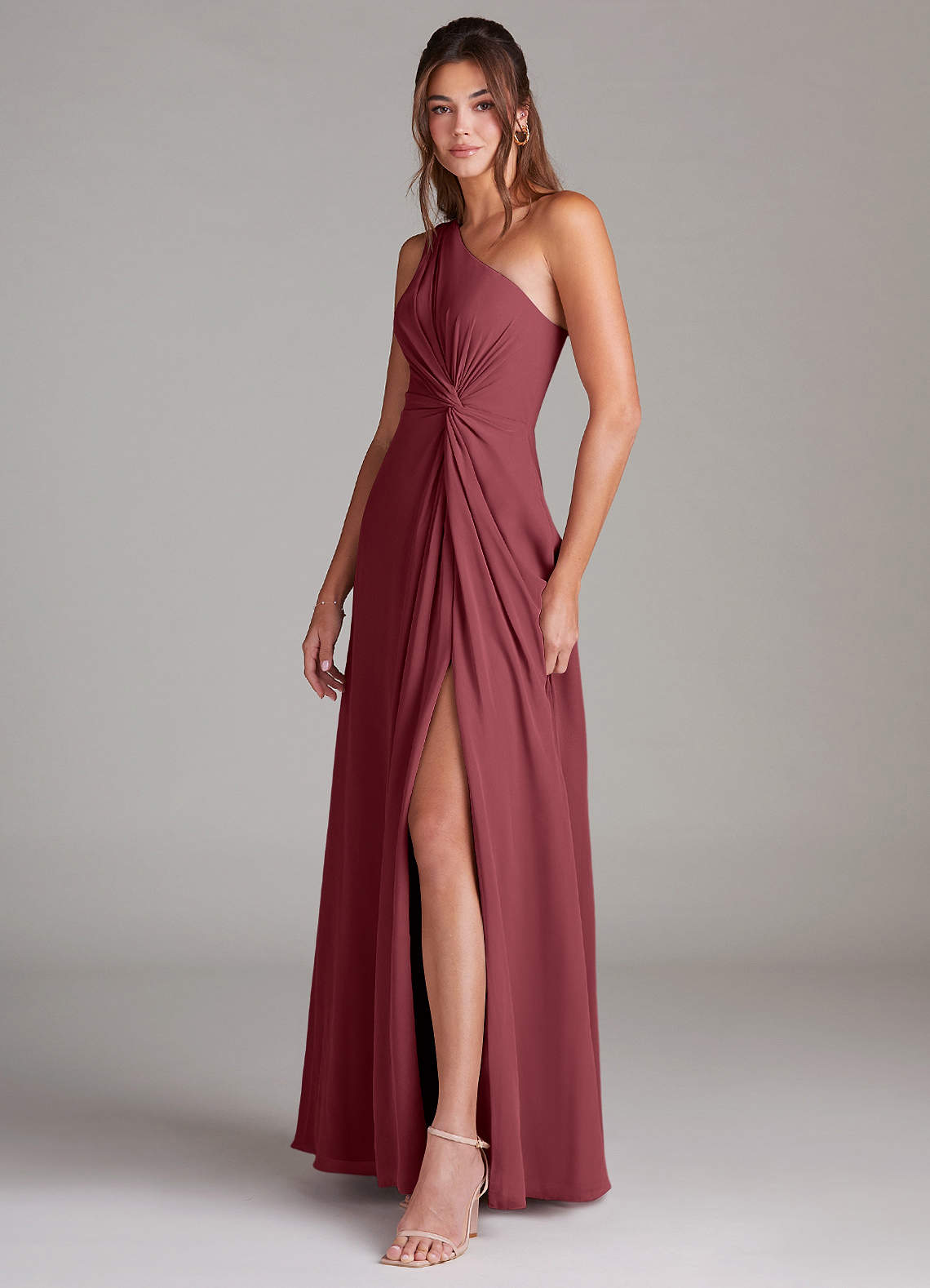 Azazie Brooke Vestidos de damas de honor Vestido de Merlot de Gasa de Corte en A con Hombro unilateral image4