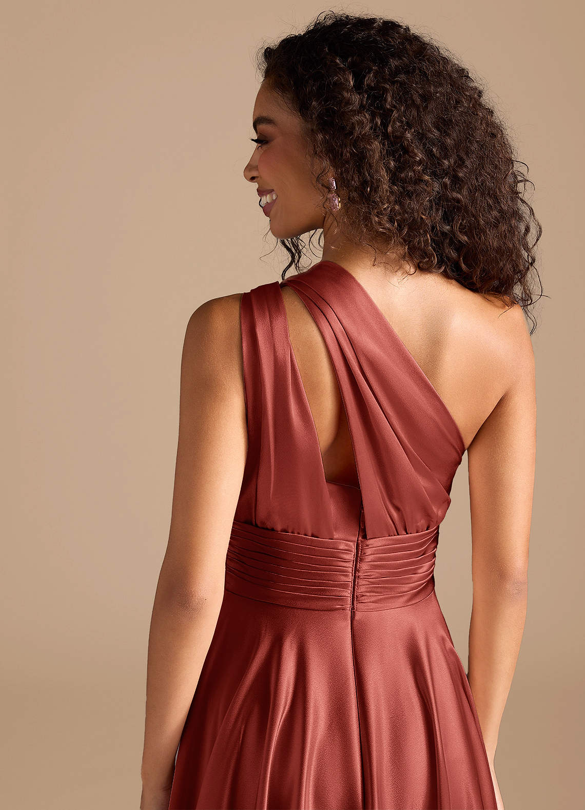 Azazie Charlize Robes de demoiselle d'honneur Robe Trapèze en Satiné métallisé Une épaule Terracotta image2
