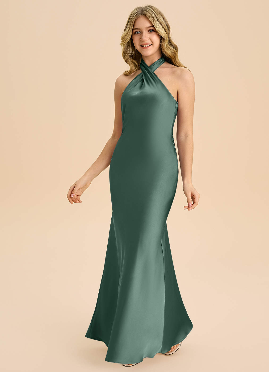 Azazie Chickie Junior Robe Fourreau en Satin extensible Plissée Eucalyptus image4