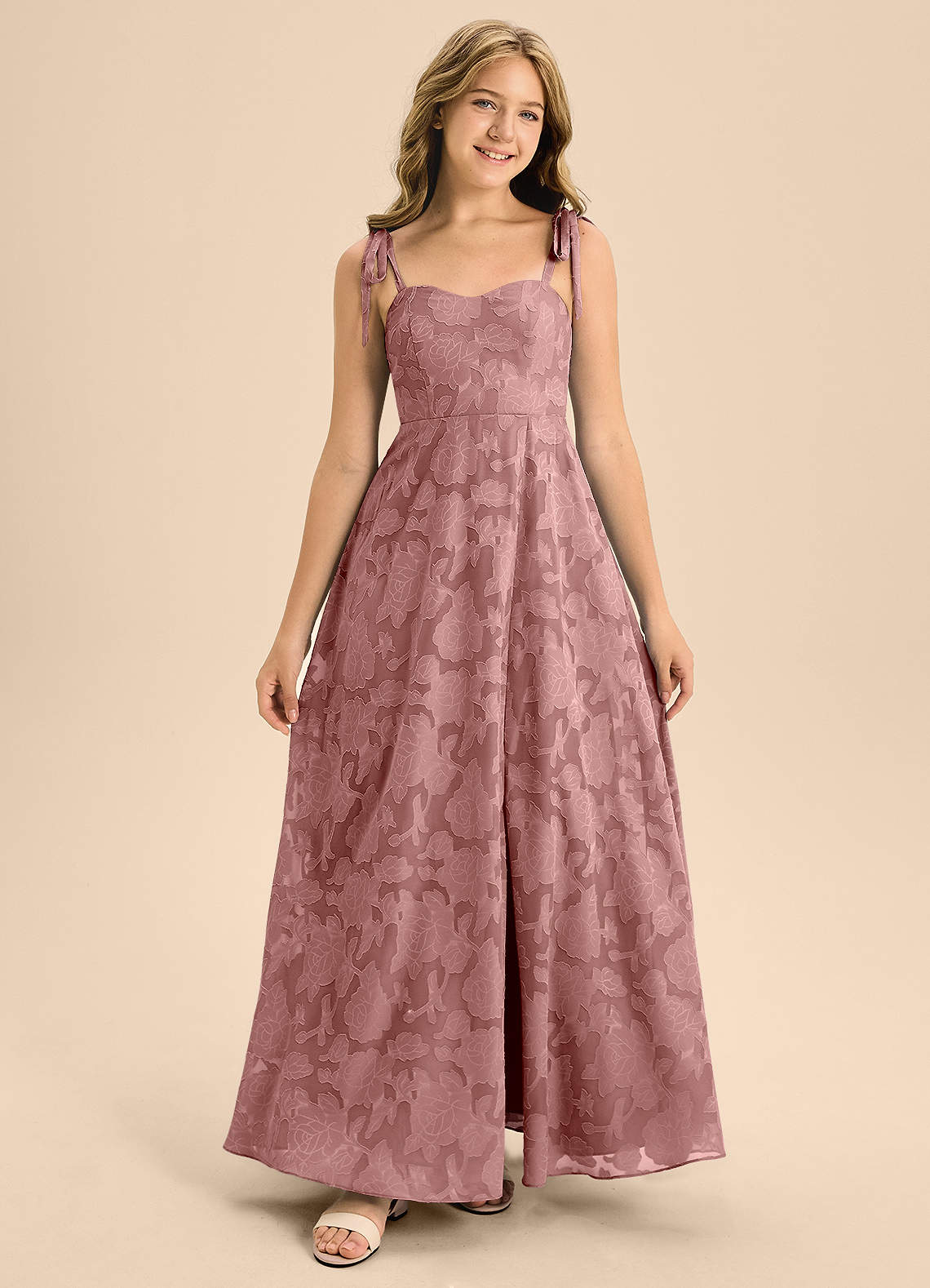Azazie Rosey Junior Vestido de Rosa Polvorienta de Devorado Floral de Corte En A con Escote de Corazón image3