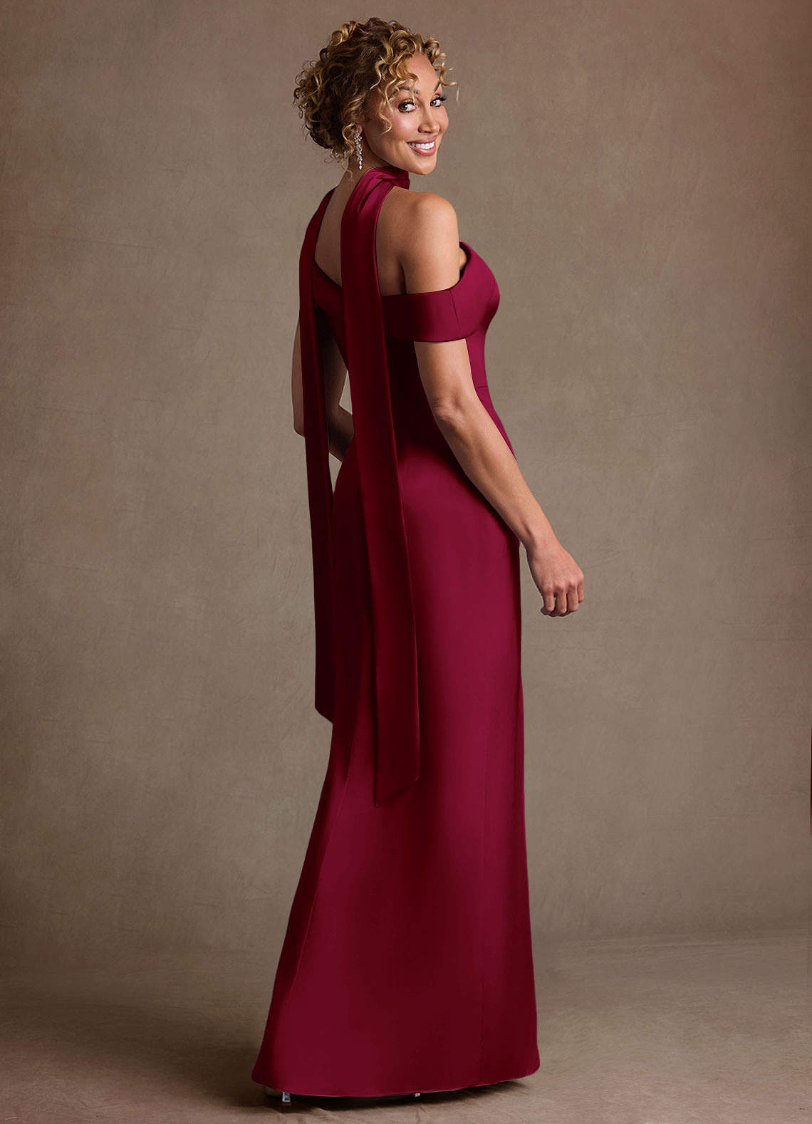 Azazie Kamala Vestidos para mãe da noiva Vestido Borgonha de Cetim elástico de Bainha com Um ombro image4
