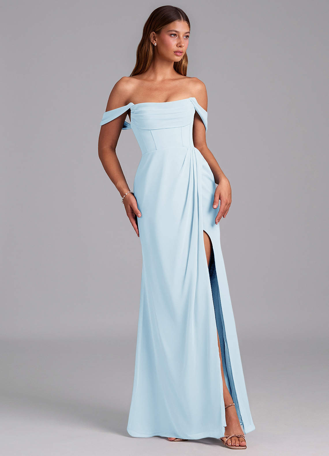 Azazie Johana Vestidos de madrinha de casamento Vestido Céu Azul de Chiffon de sereia com Fora do ombro image5