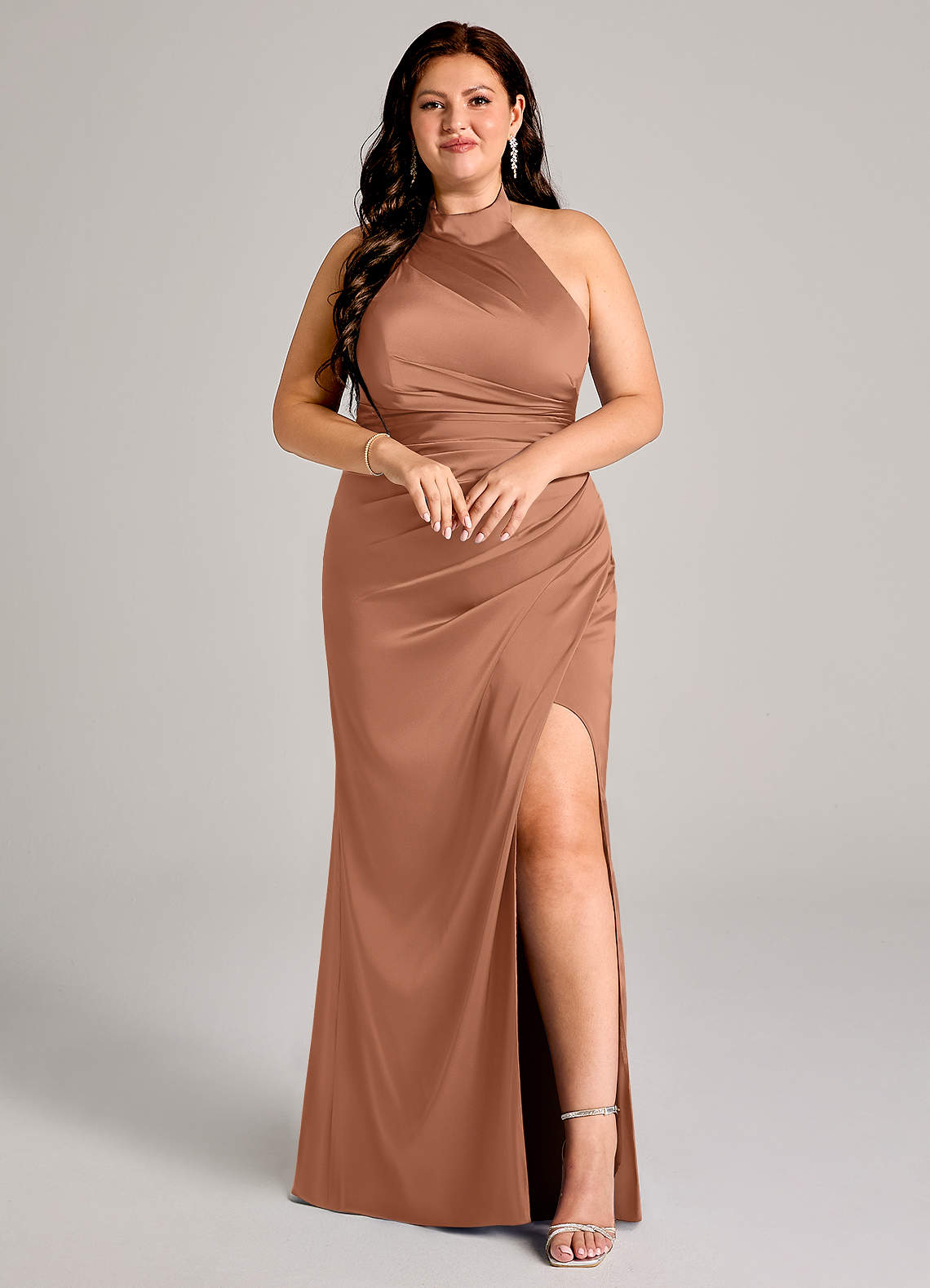 Azazie Jemma Robes de demoiselle d'honneur Robe Fourreau en Satin extensible Plissée Bronze image1