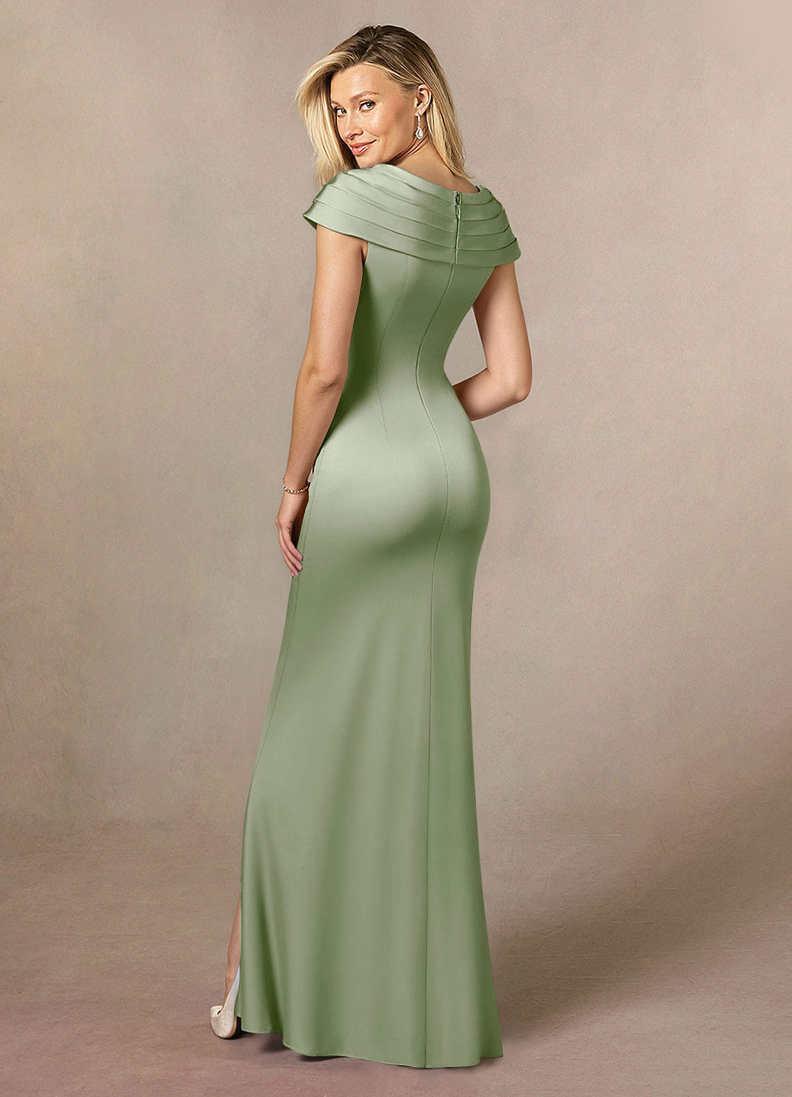 Azazie Anderson vestidos de madre de la novia Vestido de Salvia Polvorienta de Satén Elástico de Corte En A con Plisado image4