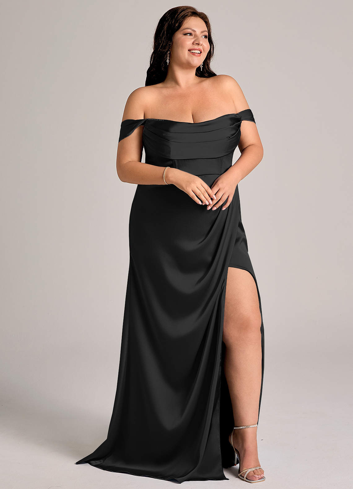 Azazie Johana Essayer des robes à la maison Robe Sirène Convertible en Satin extensible Épaule décolletée Noir image10