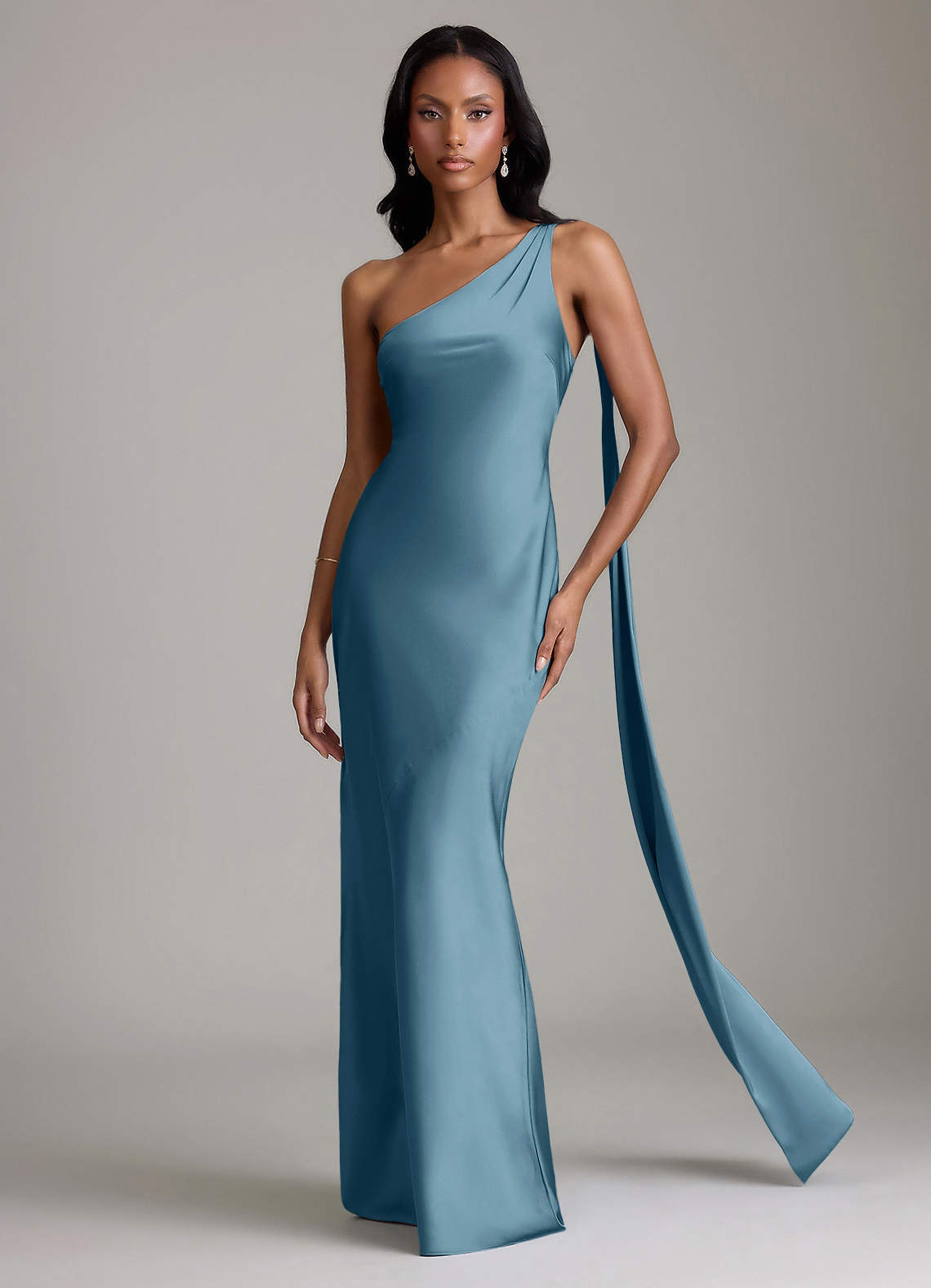 Azazie Juniper Vestidos de madrinha de casamento Vestido Bermudas de Cetim elástico de sereia com Um ombro image3