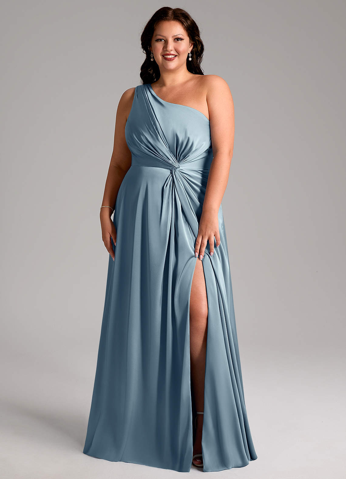 Azazie Brooke Robes de demoiselle d'honneur Robe Trapèze en Satin extensible Ue épaule Bleu Poussiéreux image1
