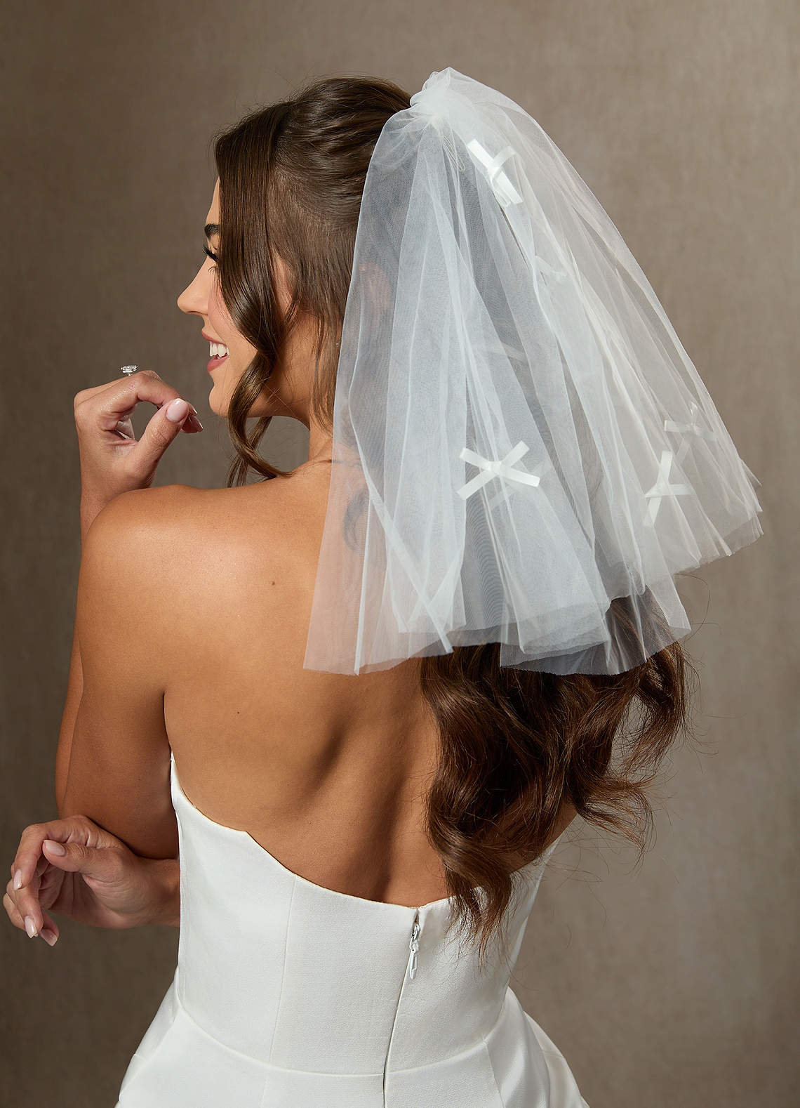 front Véu em camadas com comprimento de ombro e laço disperso