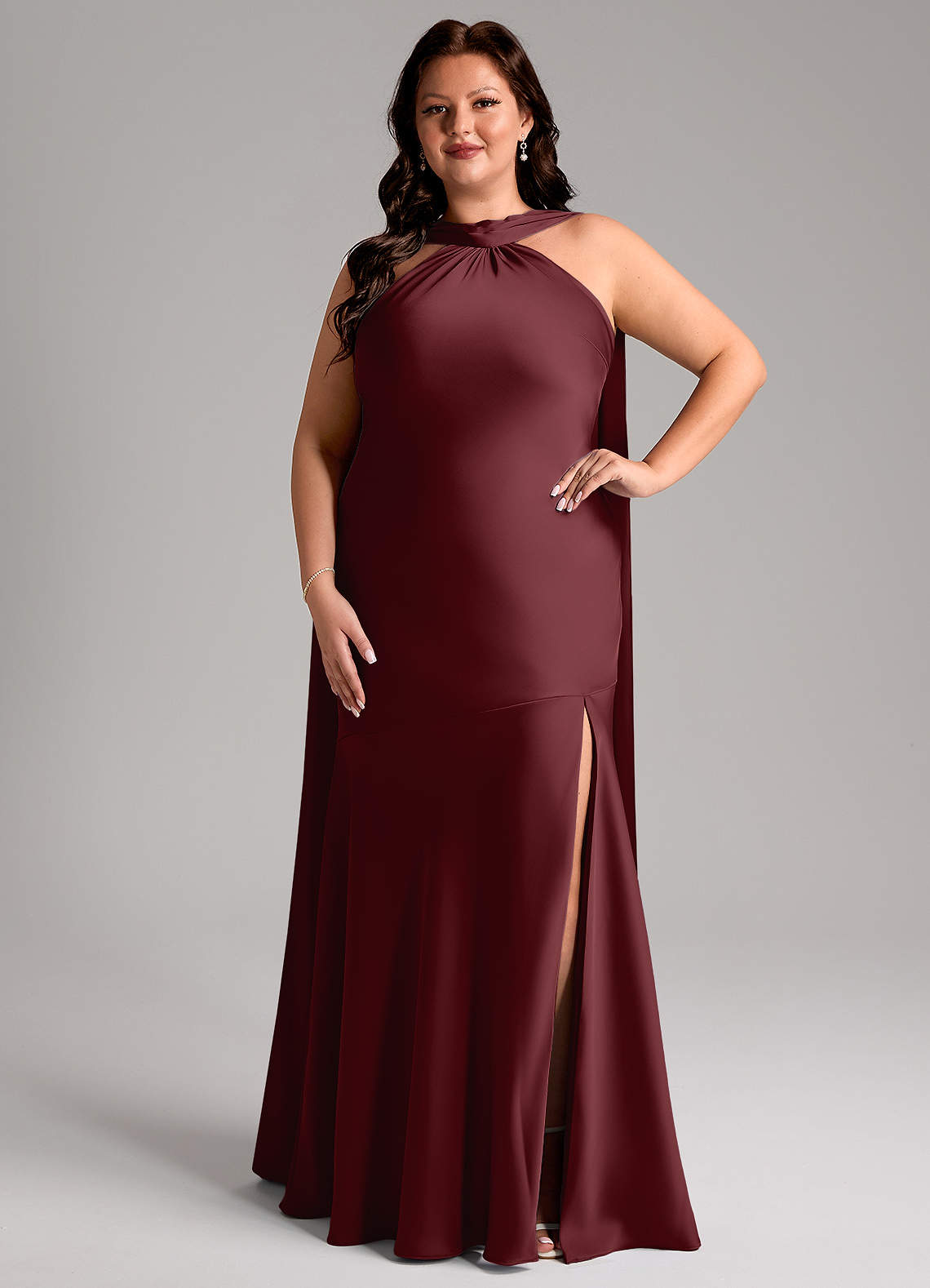 Azazie Kinsley Jurken voor bruidsmeisjes Jurk van Stretch Satijn met Zeemeermin Zijsplit Cabernet image1