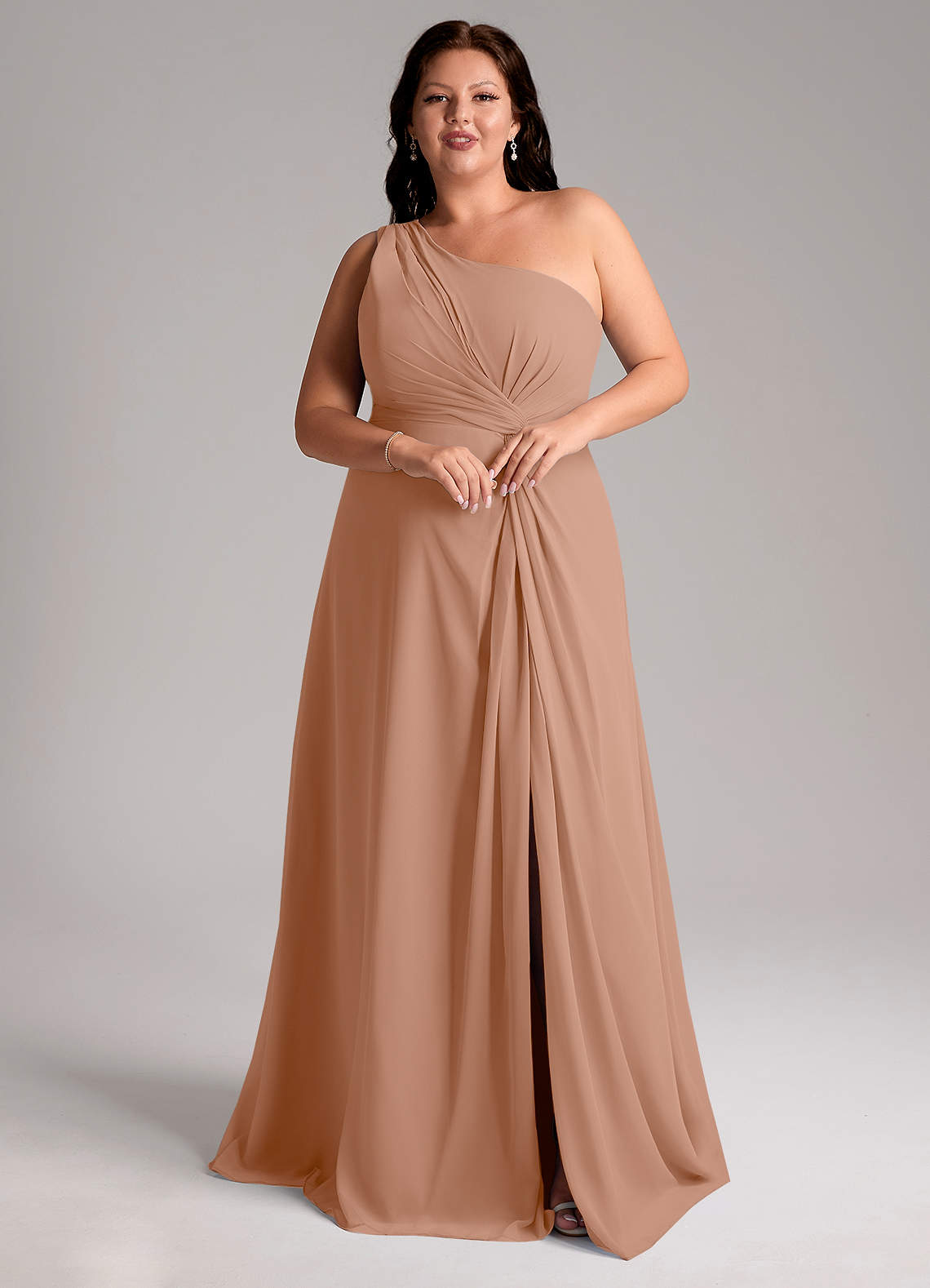 Azazie Brooke Vestidos de damas de honor Vestido de Champán Rosado de Gasa de Corte en A con Hombro unilateral image10