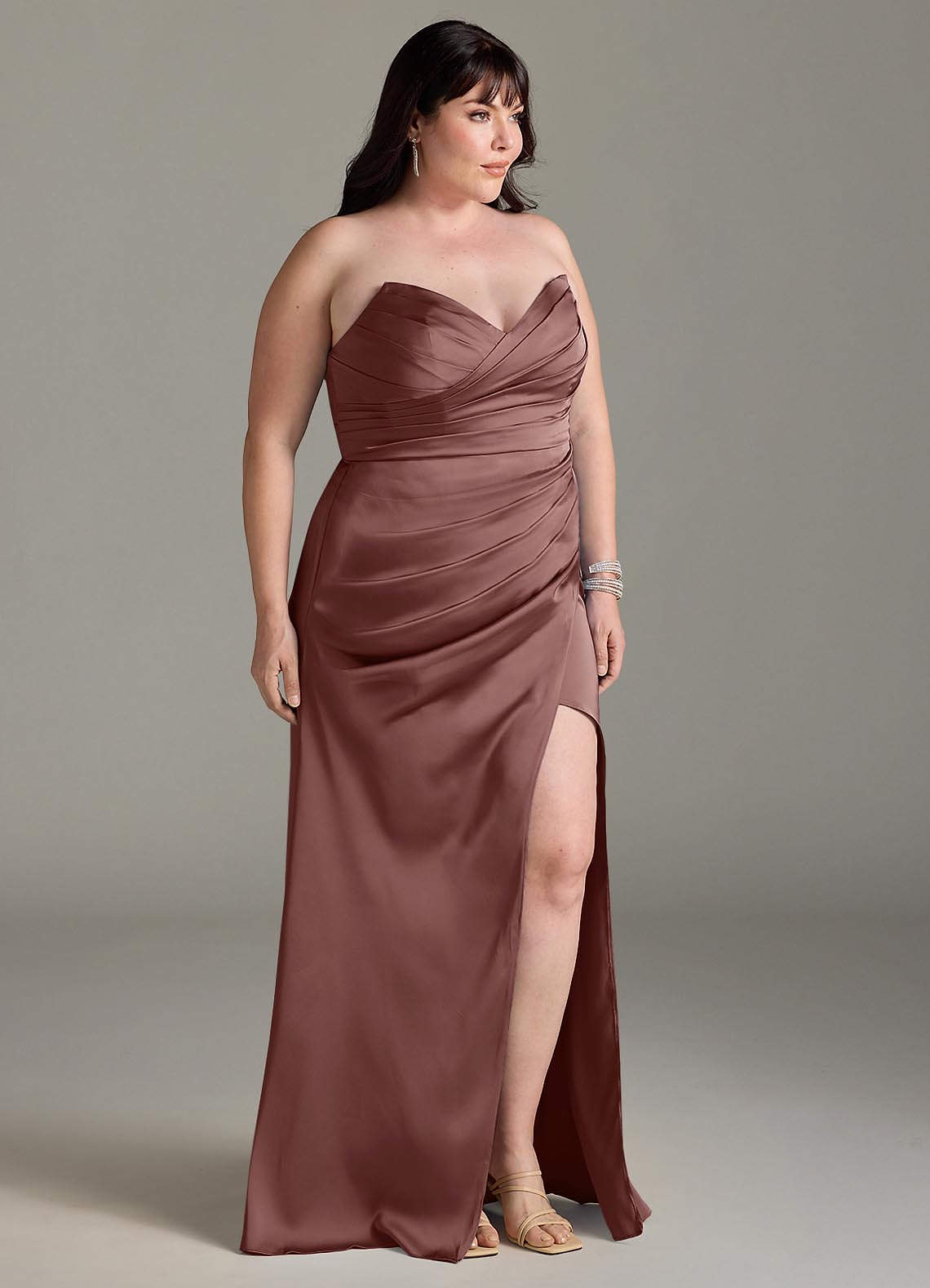 Azazie Yola Vestidos de damas de honor Vestido de Expresado de Satén Elástico de Corte Recto Convertible con Cuello en V Plisado image11