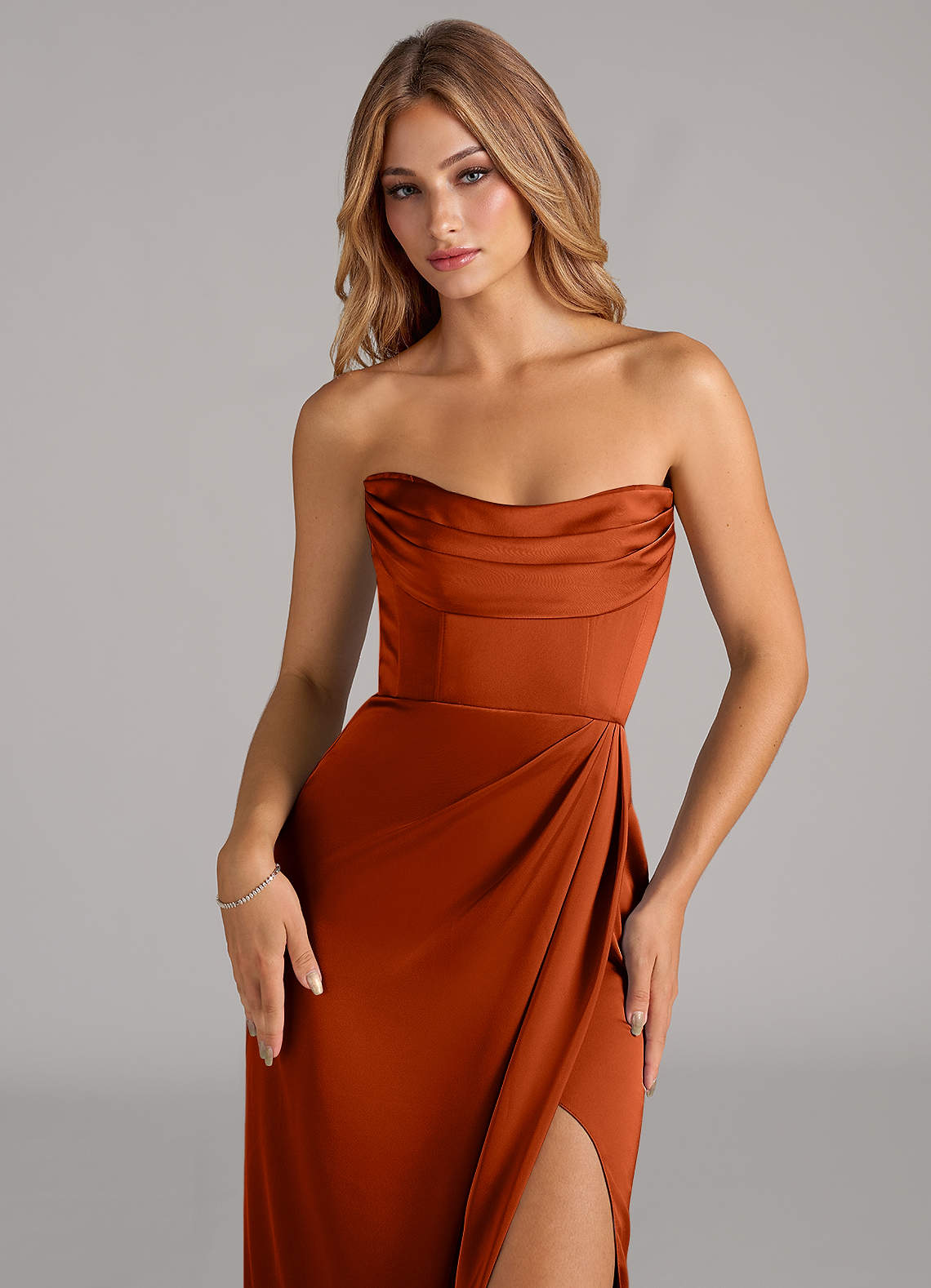 Azazie Johana Robes de demoiselle d'honneur Robe Sirène Convertible en Satin extensible Épaule décolletée Paprika image1