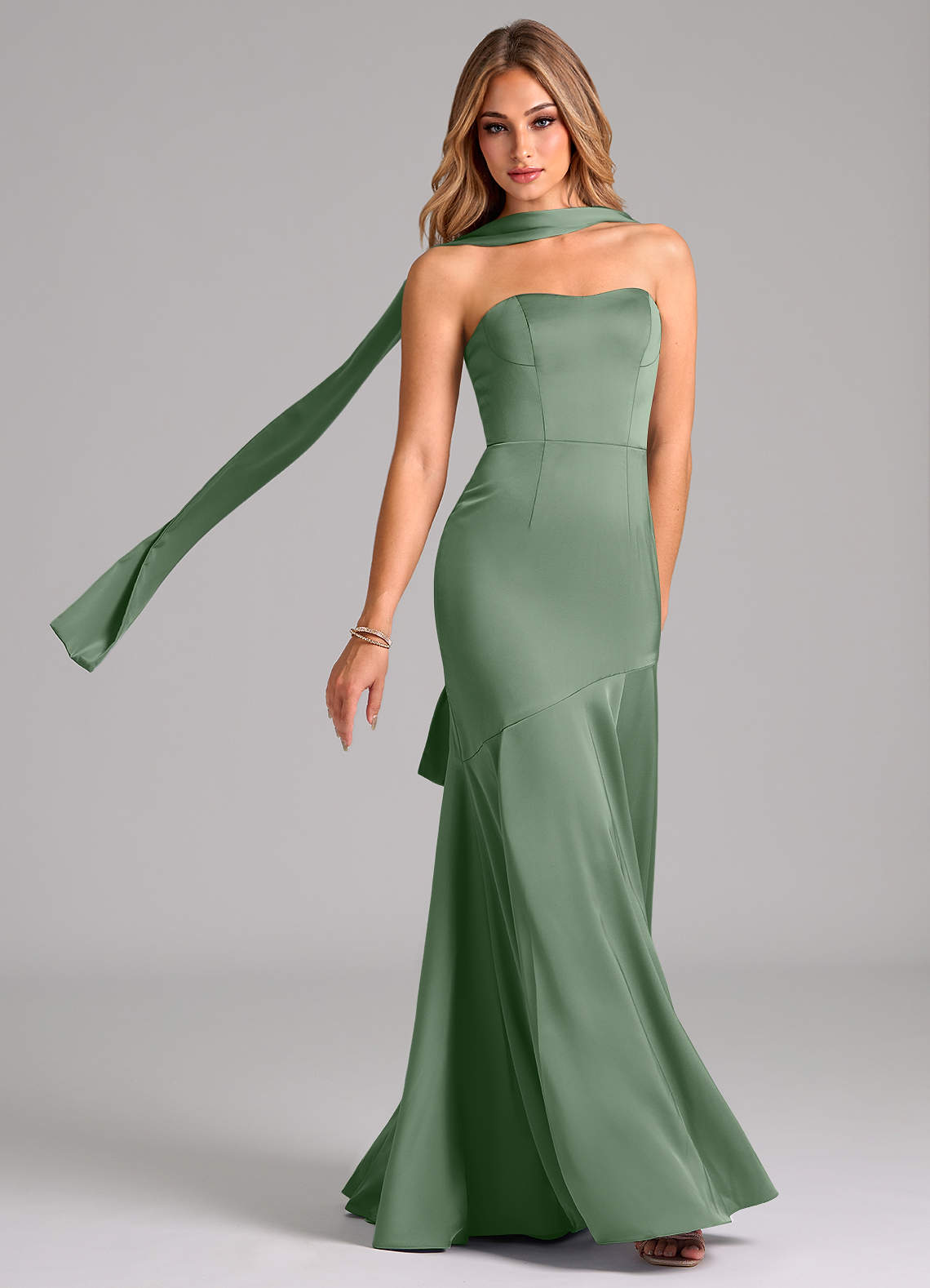 Azazie Shiloh Robes de demoiselle d'honneur Robe Sirène Convertible en Satin extensible Sans bretelle Matcha image1