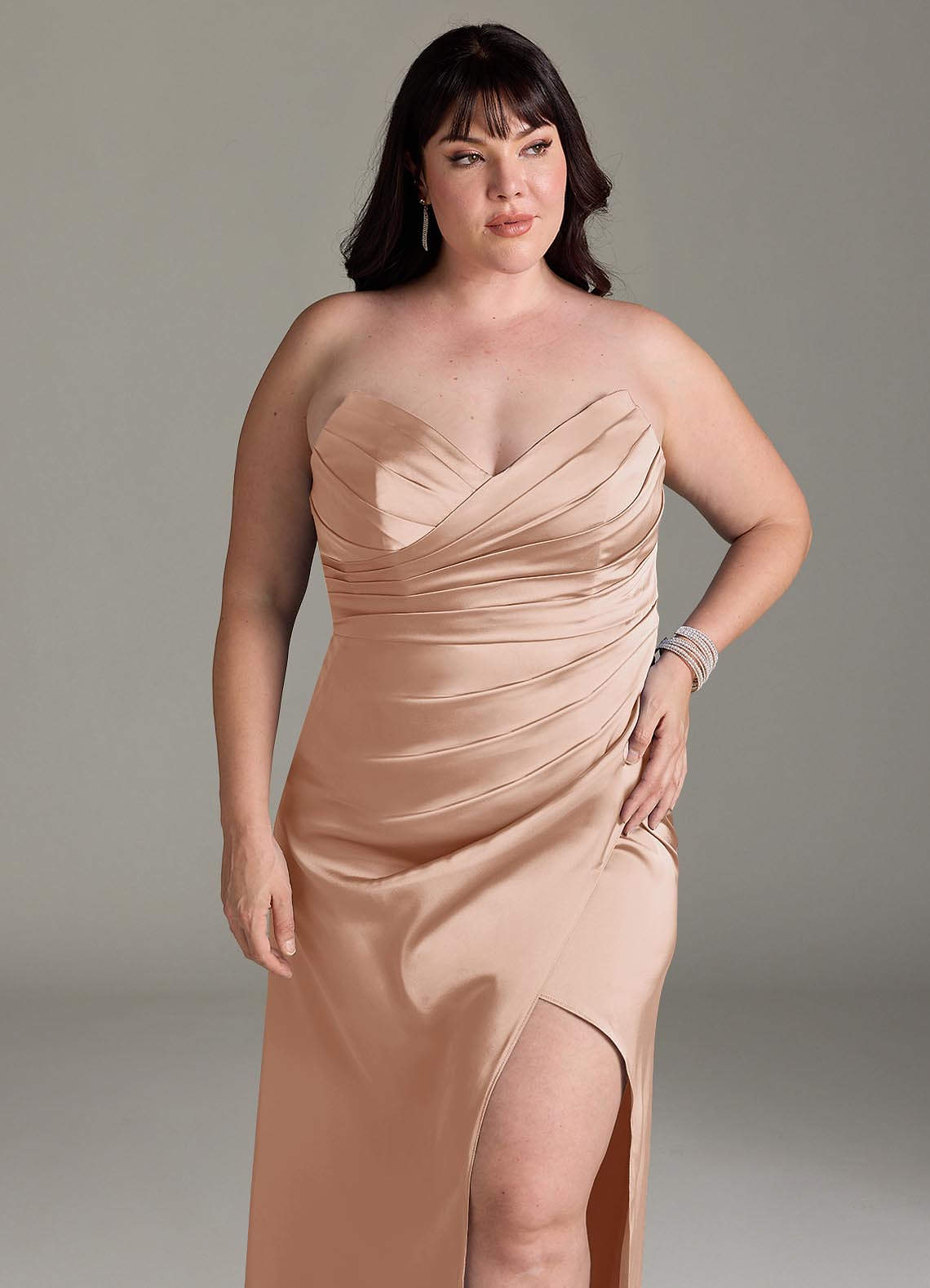 Azazie Yola Vestidos de damas de honor Vestido de Rosa Inglesa de Satén Elástico de Corte Recto Convertible con Cuello en V Plisado image12