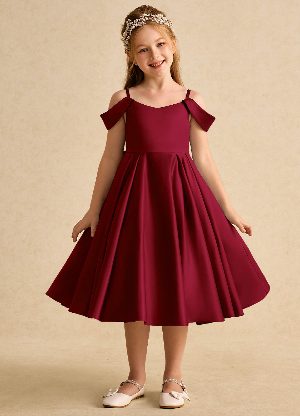 Azazie Favia Robe Demoiselle D'honneur Fillette Robe Trapèze en Mat Satiné Épaule décolletée Bourgogne image1