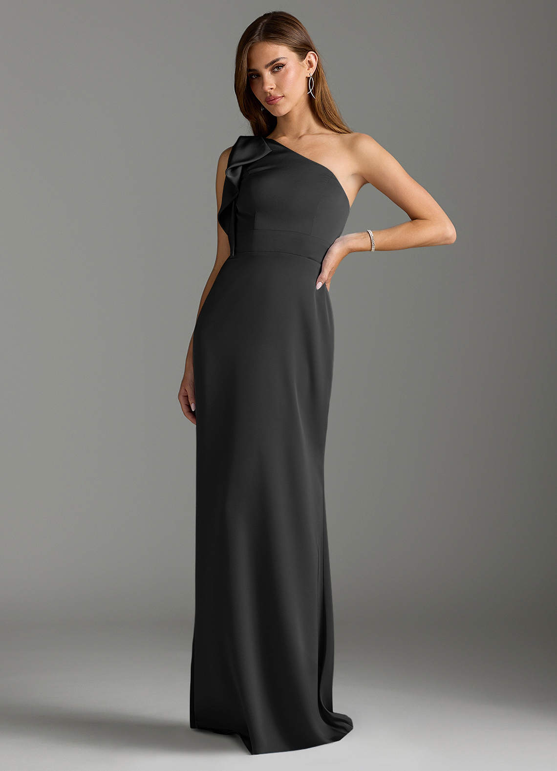 Azazie Rinna Vestidos de damas de honor Vestido de Negro de Satén Elástico de Corte Sirena con Volante image3