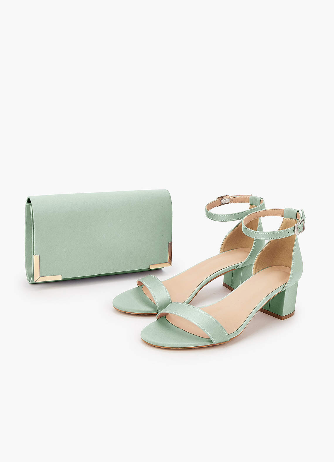 front Conjunto de sandálias de salto bloco de cetim fosco e bolsa clutch envelope combinando