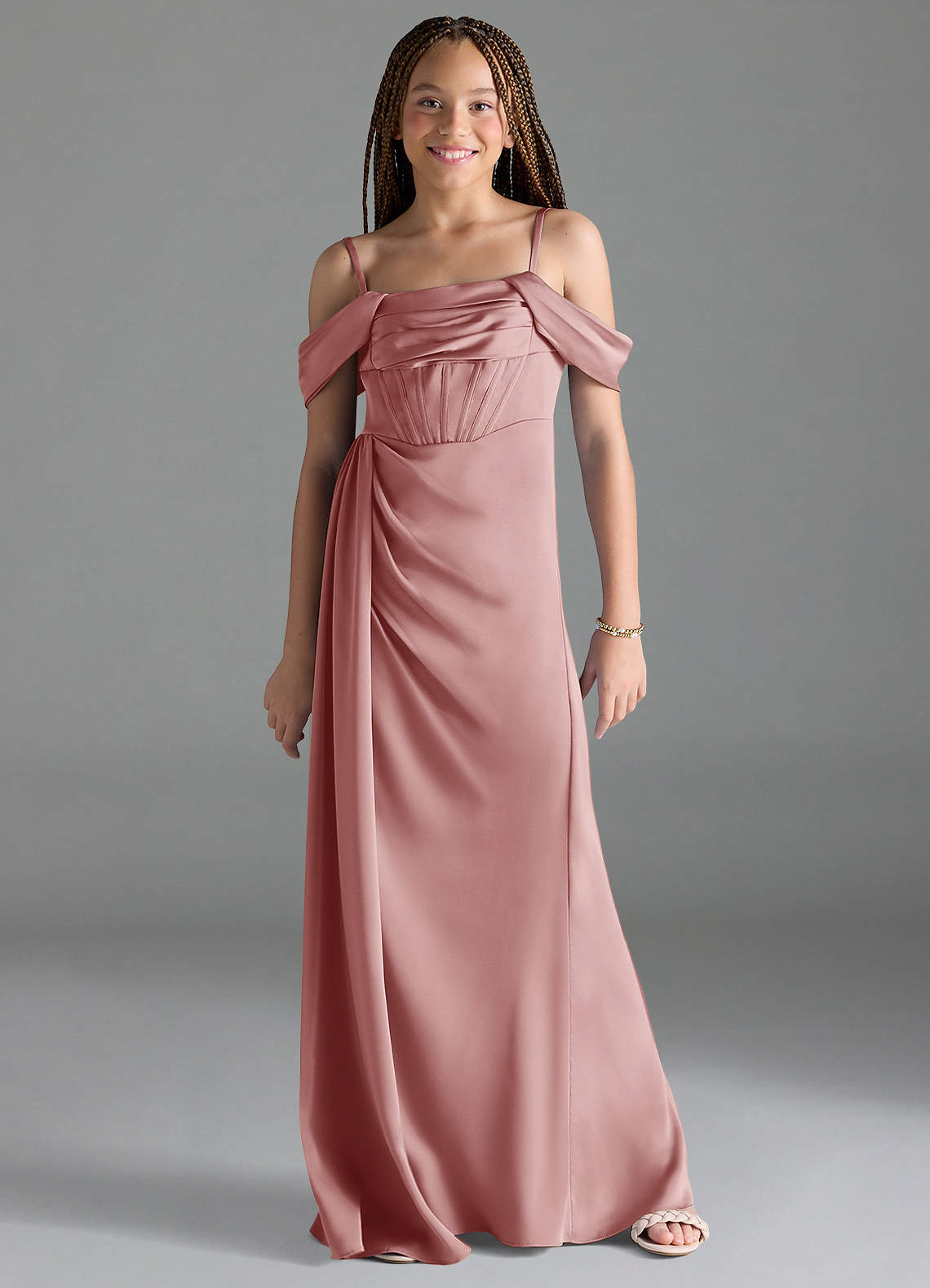 Azazie Amyra Junior Vestido de Rosa Polvorienta de Satén Elástico de Corte Recto con Vestidos sin tirantes image1
