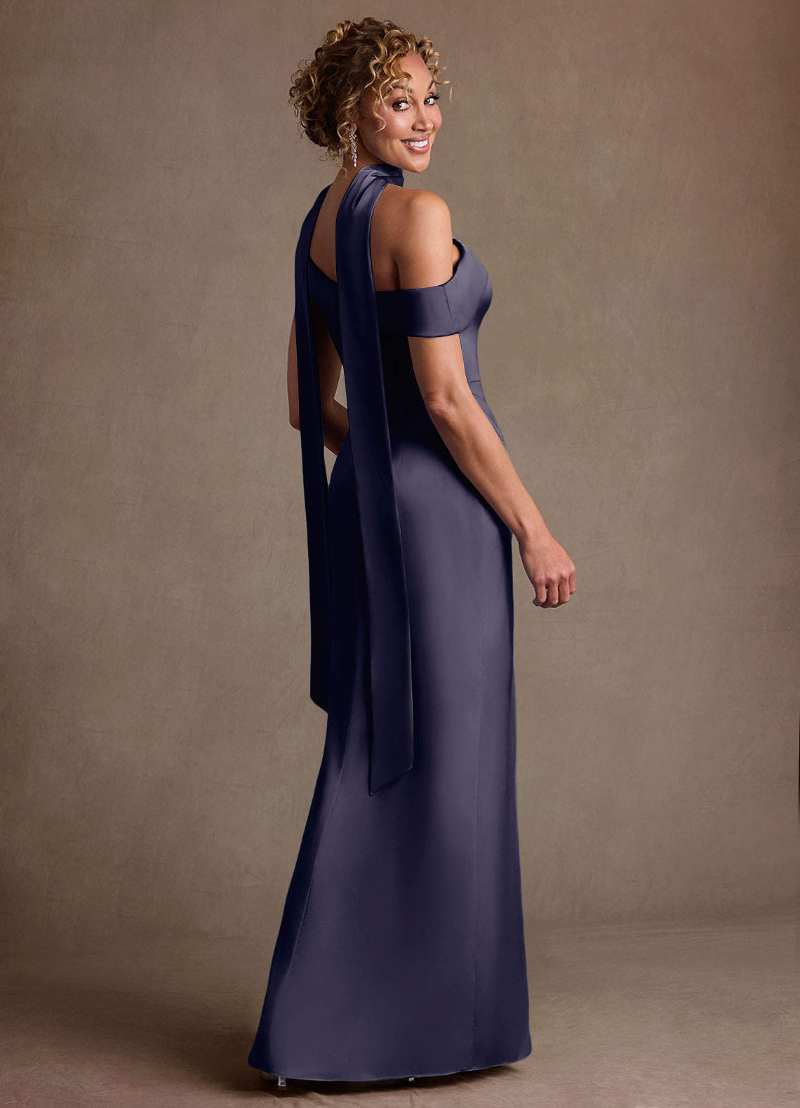 Azazie Kamala Vestidos para mãe da noiva Vestido Tormentoso de Cetim elástico de Bainha com Um ombro image4