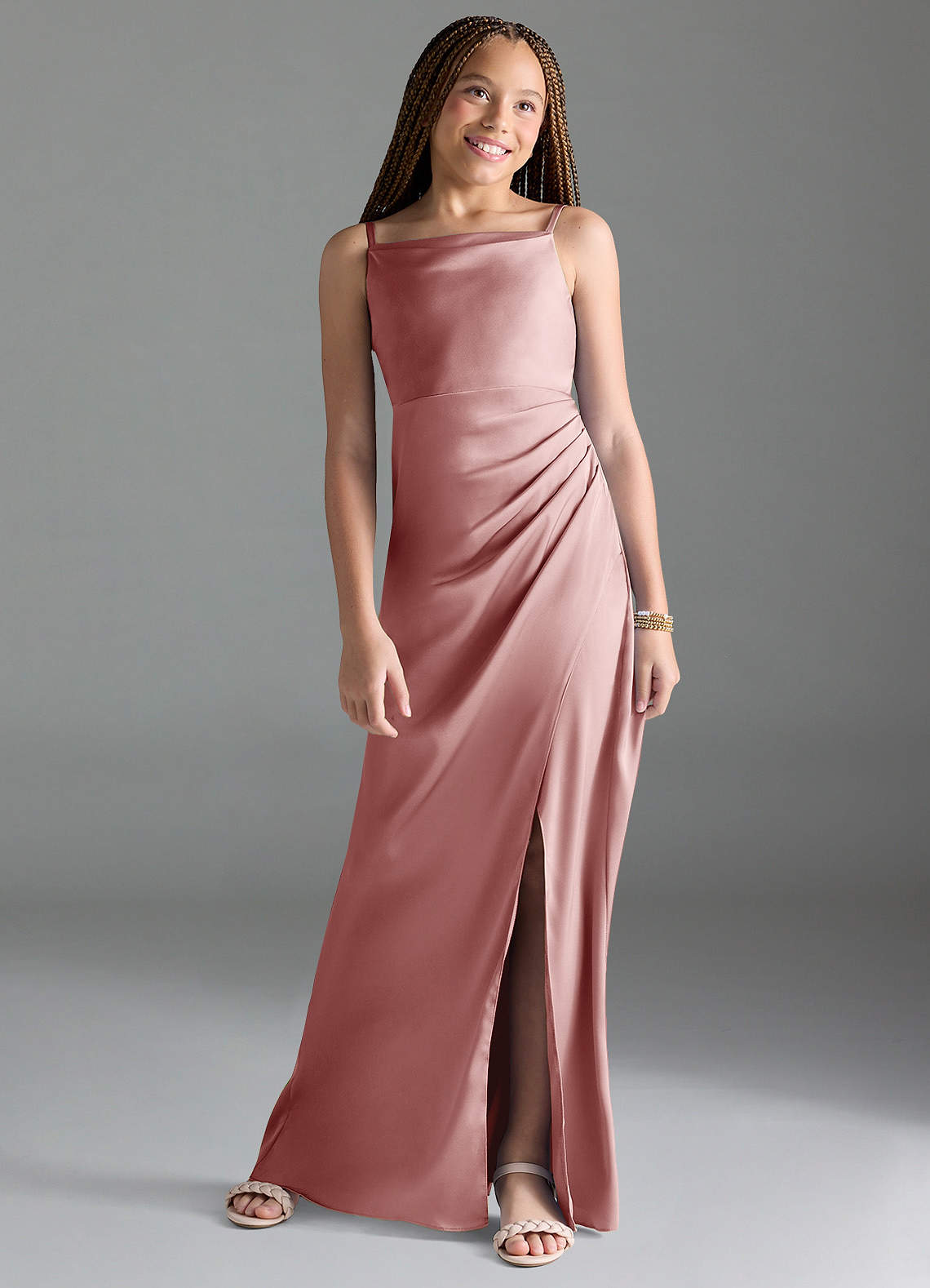 Azazie Leonis Junior Vestido de Rosa Polvorienta de Satén Elástico de Corte En A con Plisado image1