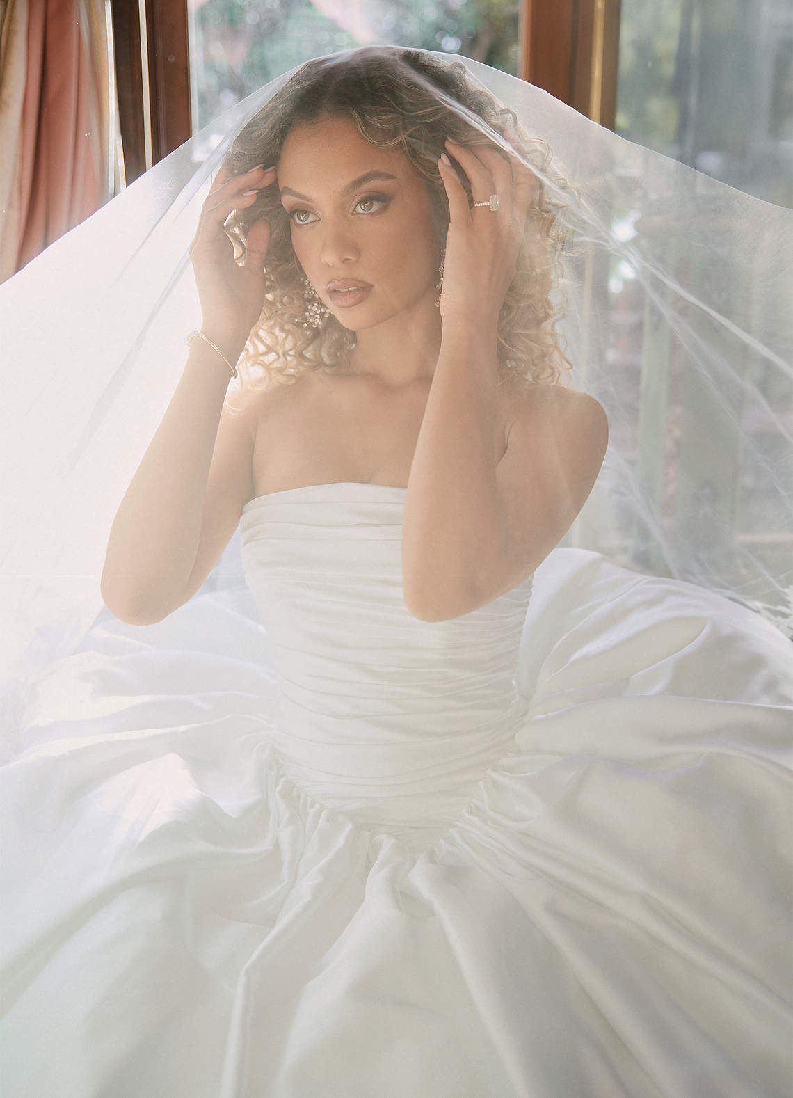Azazie Shae Vestidos de novia Vestido de Diamante Blanco de Satén Elástico de Corte Princesa con Sin tirantes image2