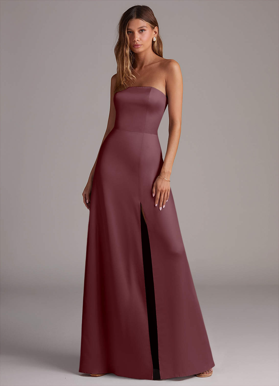 Azazie Wren Jurken voor bruidsmeisjes Converteerbaar Jurk van Stretch Satijn met A-Lijn Strapless Sangria image1