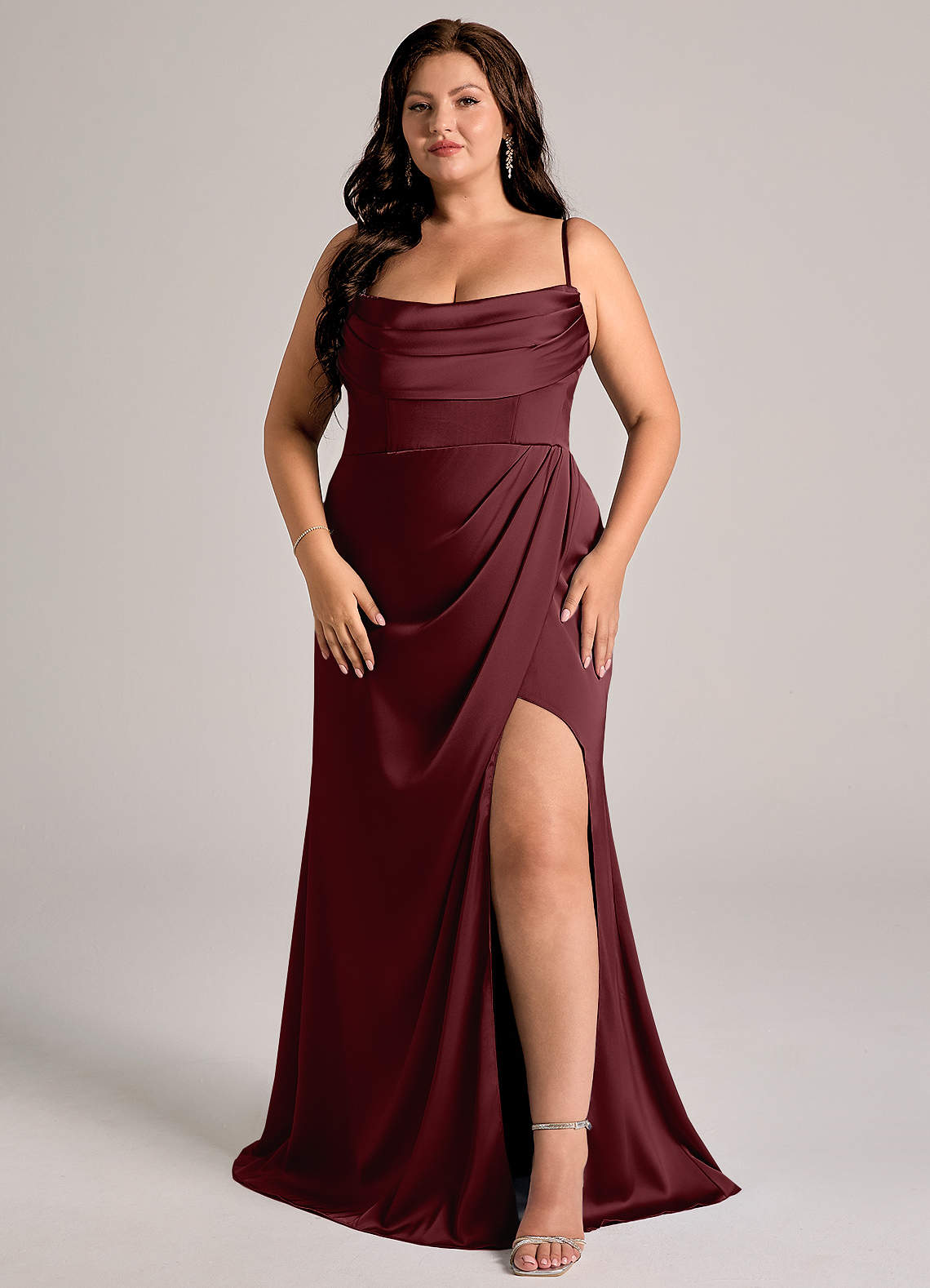 Azazie Johana Robes de demoiselle d'honneur Robe Sirène Convertible en Satin extensible Épaule décolletée Cabernet image12