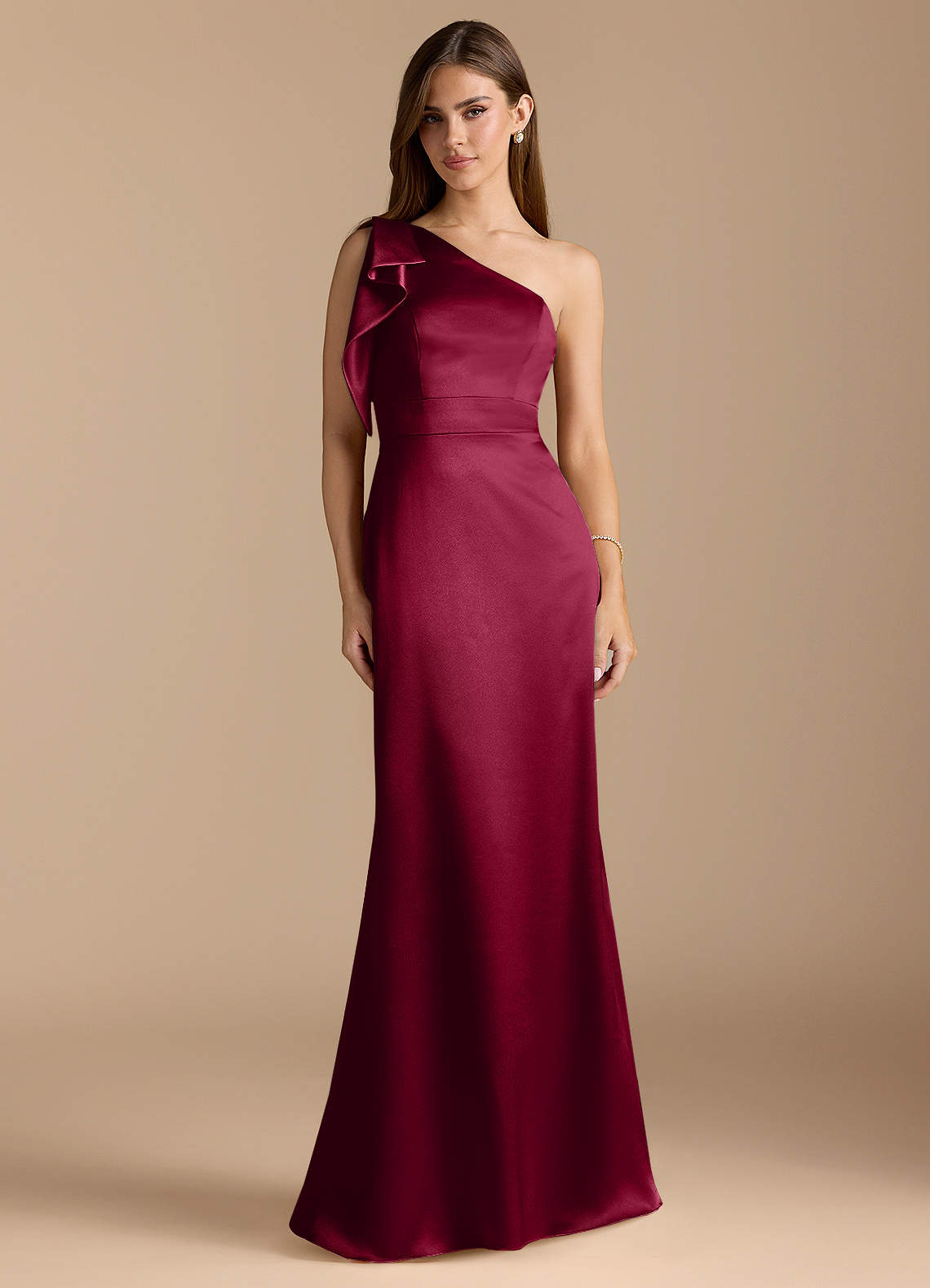 Azazie Rinna Vestidos de damas de honor Vestido de Borgoña de Satén Metálico de Corte Sirena con Volante image1