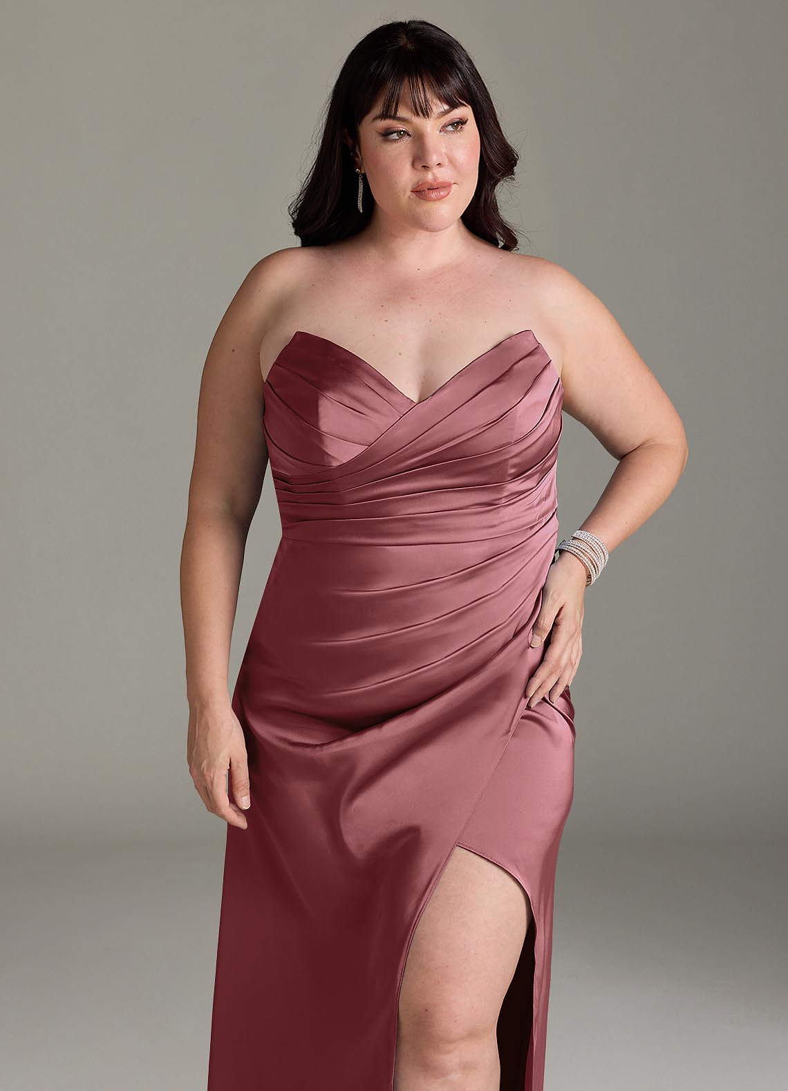 Azazie Yola Probar vestidos en casa Vestido de Amatista de Satén Elástico de Corte Recto Convertible con Cuello en V Plisado image12