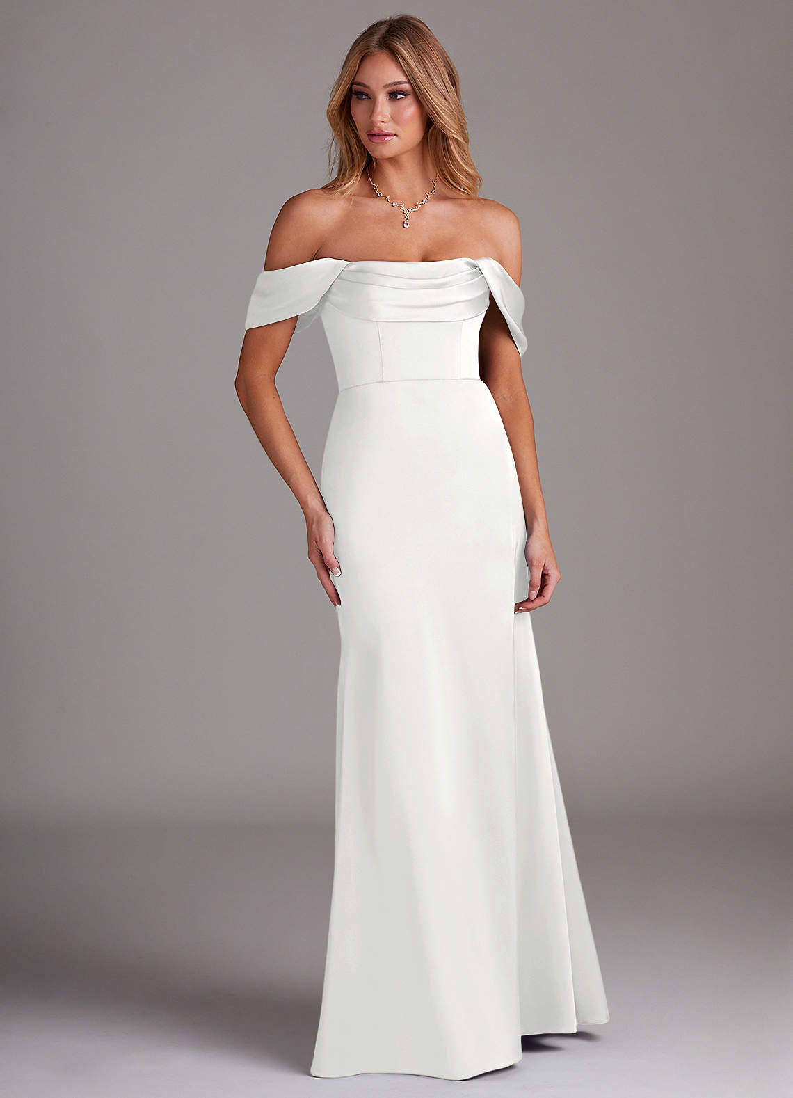 Azazie Saige Jurken voor bruidsmeisjes Jurk van Stretch Satijn met Kolom Off the Shoulder Wit image3