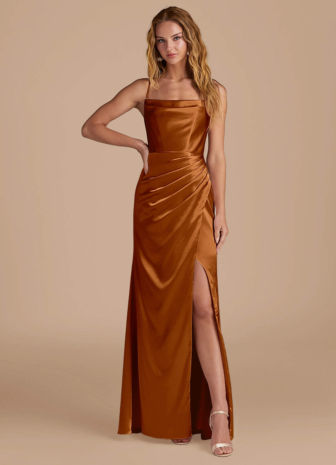 Azazie Marzia Vestidos de damas de honor Vestido de Cobre de Satén Metálico de Corte Sirena con Plisado image1