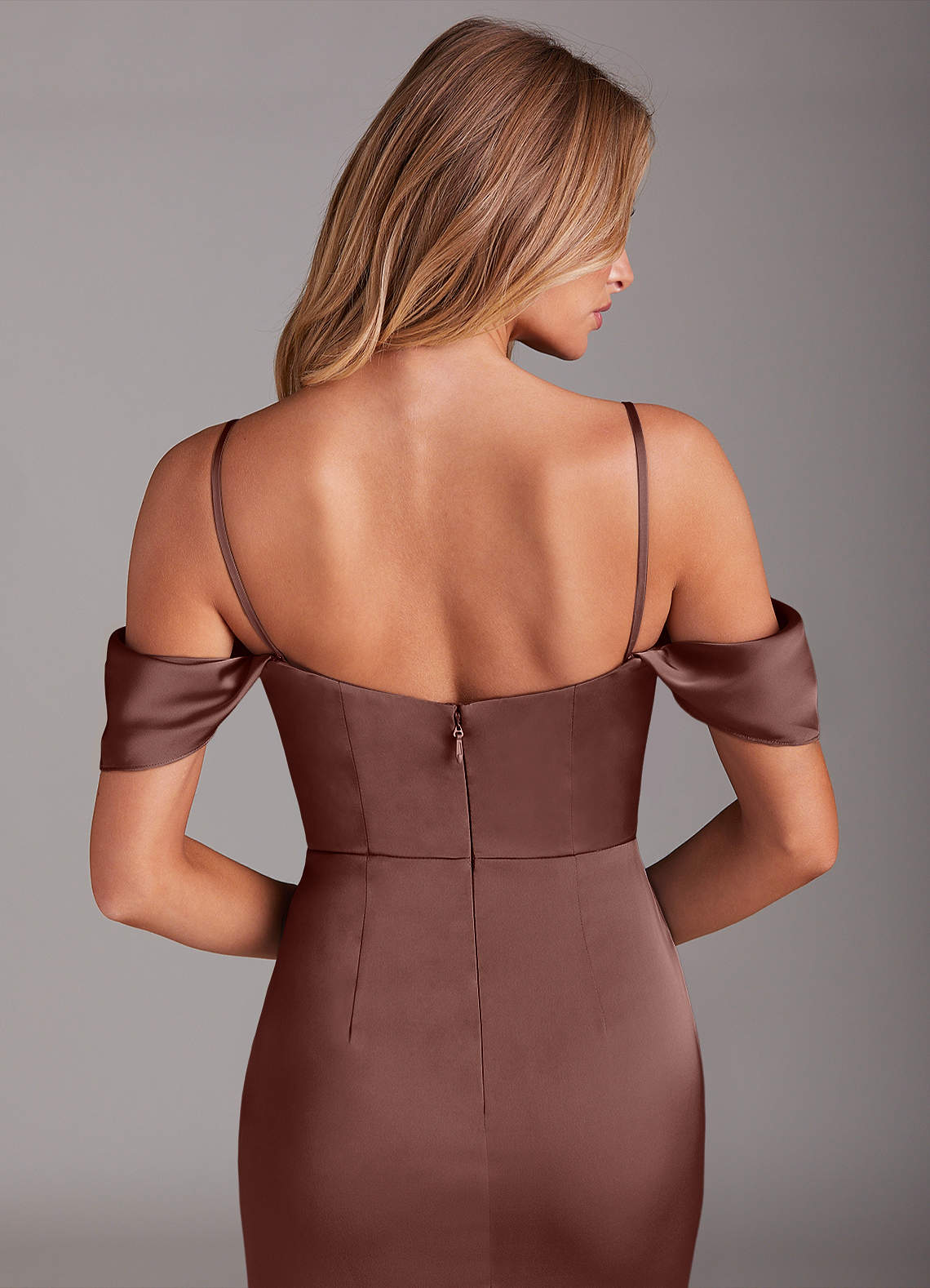 Azazie Saige Robes de demoiselle d'honneur Robe Sirène en Satin extensible Épaule décolletée Expresso image5
