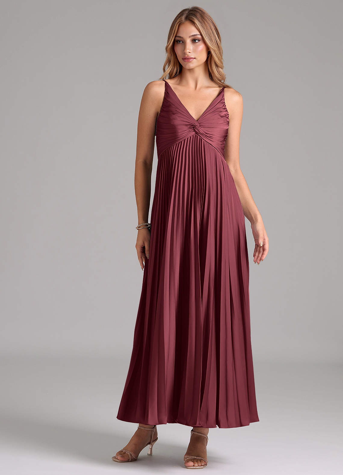 Azazie Raychelle Robes de demoiselle d'honneur Robe Trapèze en Satin extensible Plissée Merlot image1