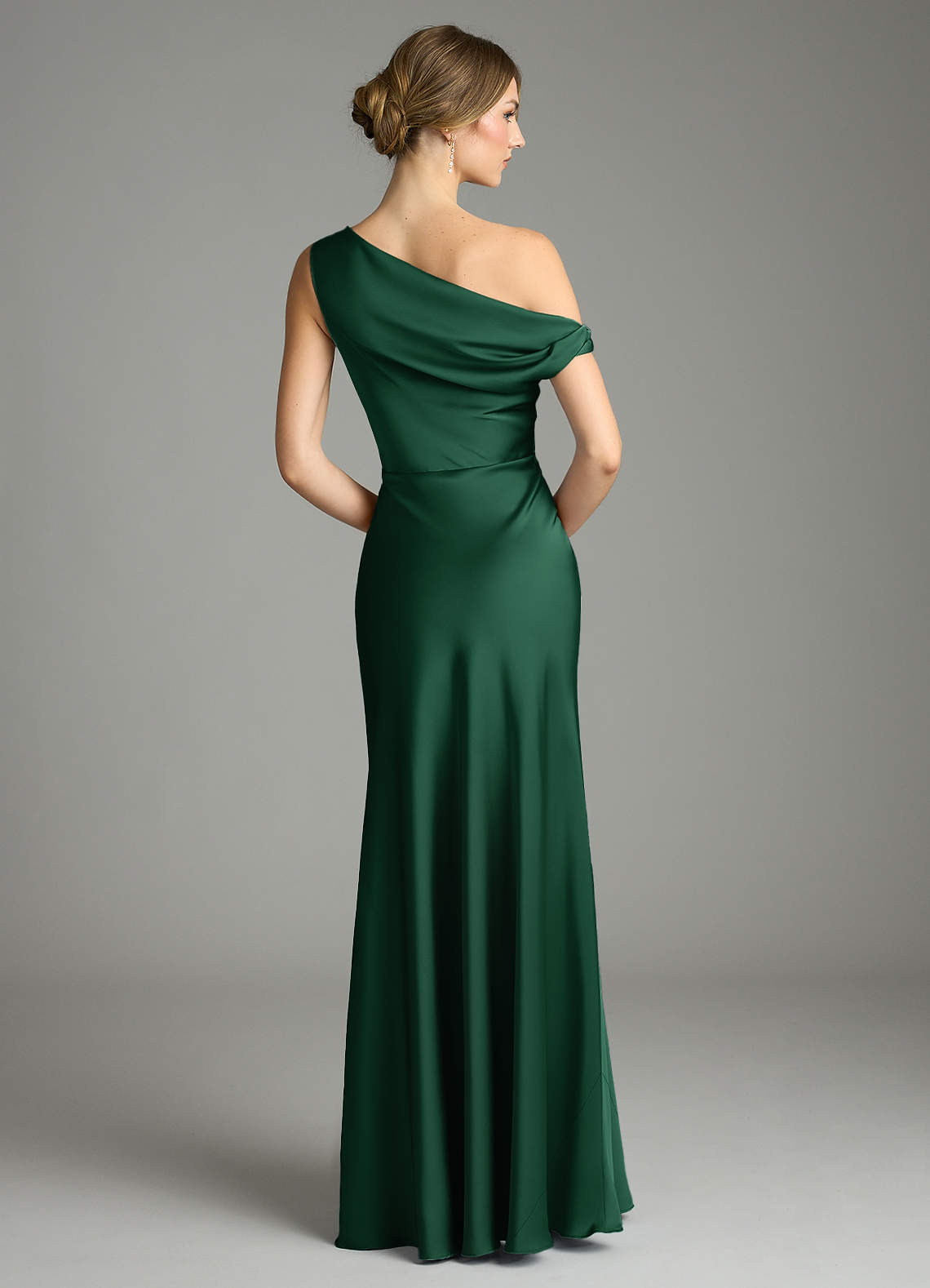 Azazie Emerson Jurken voor bruidsmeisjes Jurk van Stretch Satijn met Zeemeermin Off the Shoulder Donkergroen image2