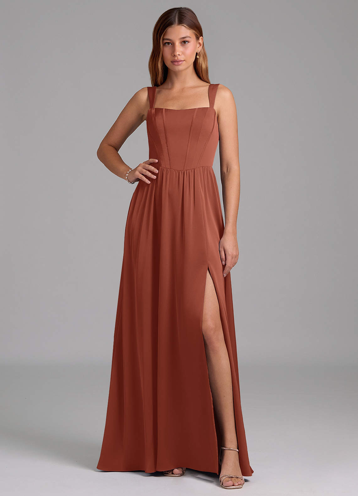 Azazie Rosaline Vestidos de madrinha de casamento Vestido Castanho Aloirado de Cetim elástico de Linha A com Fenda Lateral image1