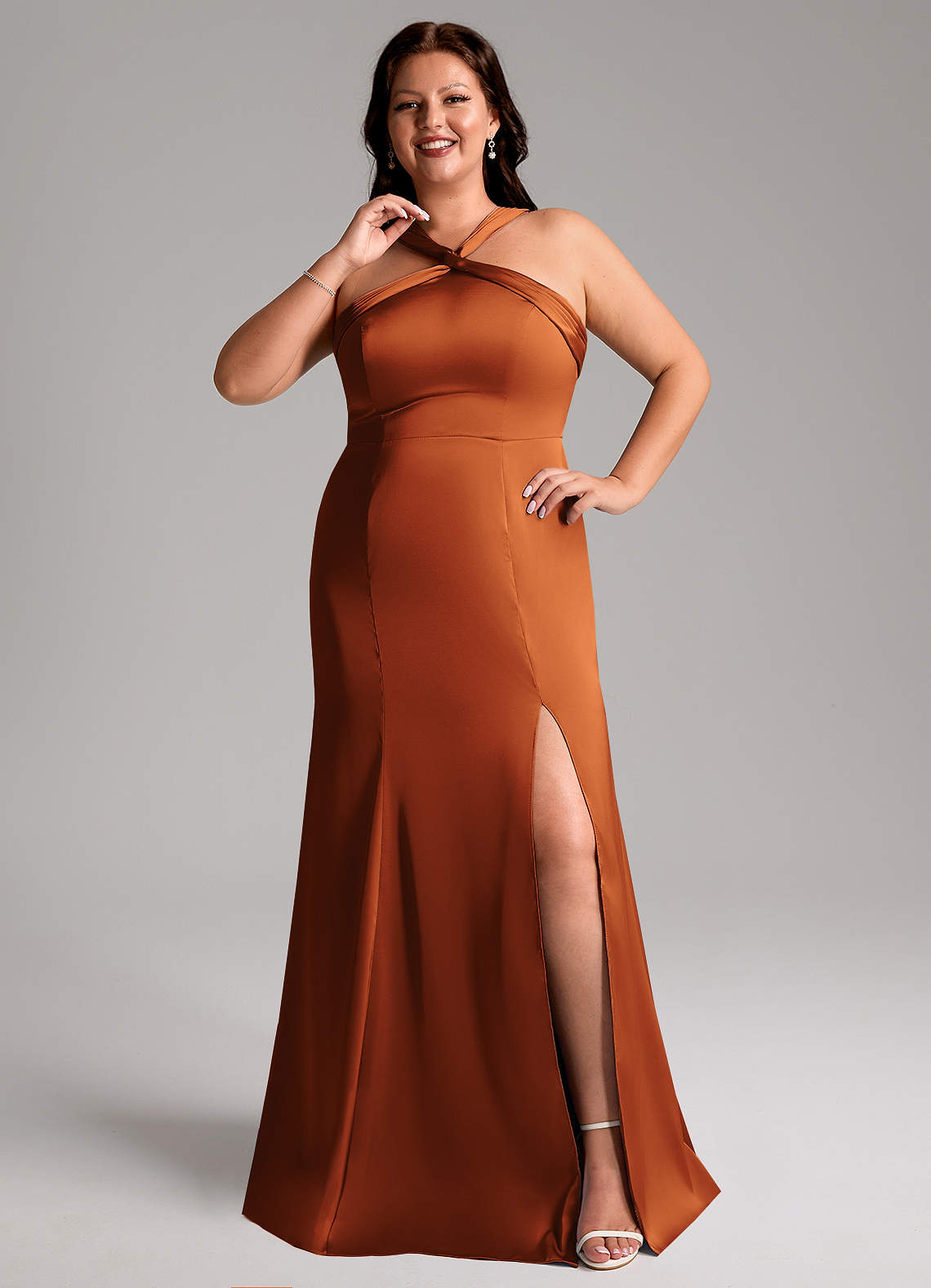 Azazie Rue Robes de demoiselle d'honneur Robe Trapèze en Satin extensible Plissée Cannelle image1