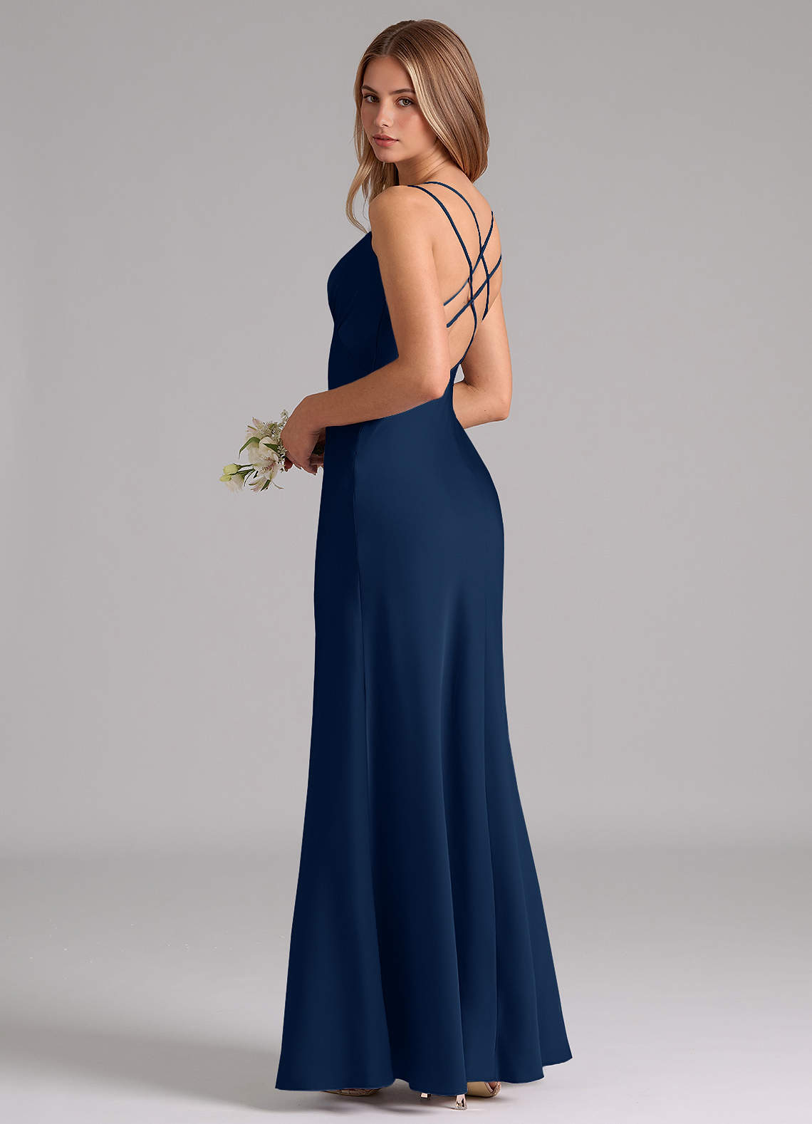 Azazie Suttona Robes de demoiselle d'honneur Robe Trapèze en Satin extensible Plissée Bleu Marine Foncé image1