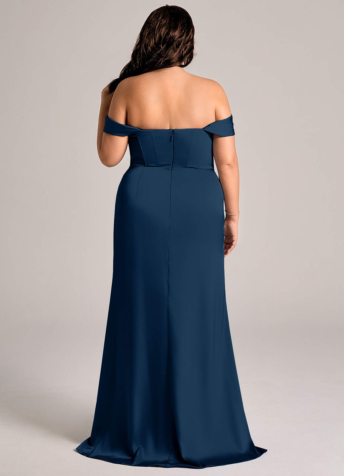 Azazie Johana Jurken voor bruidsmeisjes Converteerbaar Jurk van Stretch Satijn met Zeemeermin Off the Shoulder Donkere Marine image8