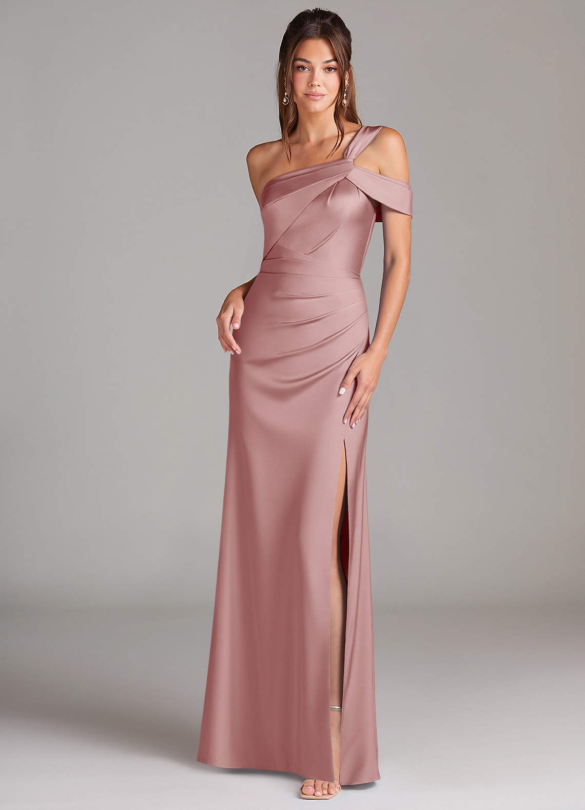 Azazie Wynter Vestidos de damas de honor Vestido de Rosa Polvorienta de Satén Elástico de Corte Recto con Vestidos sin tirantes image1