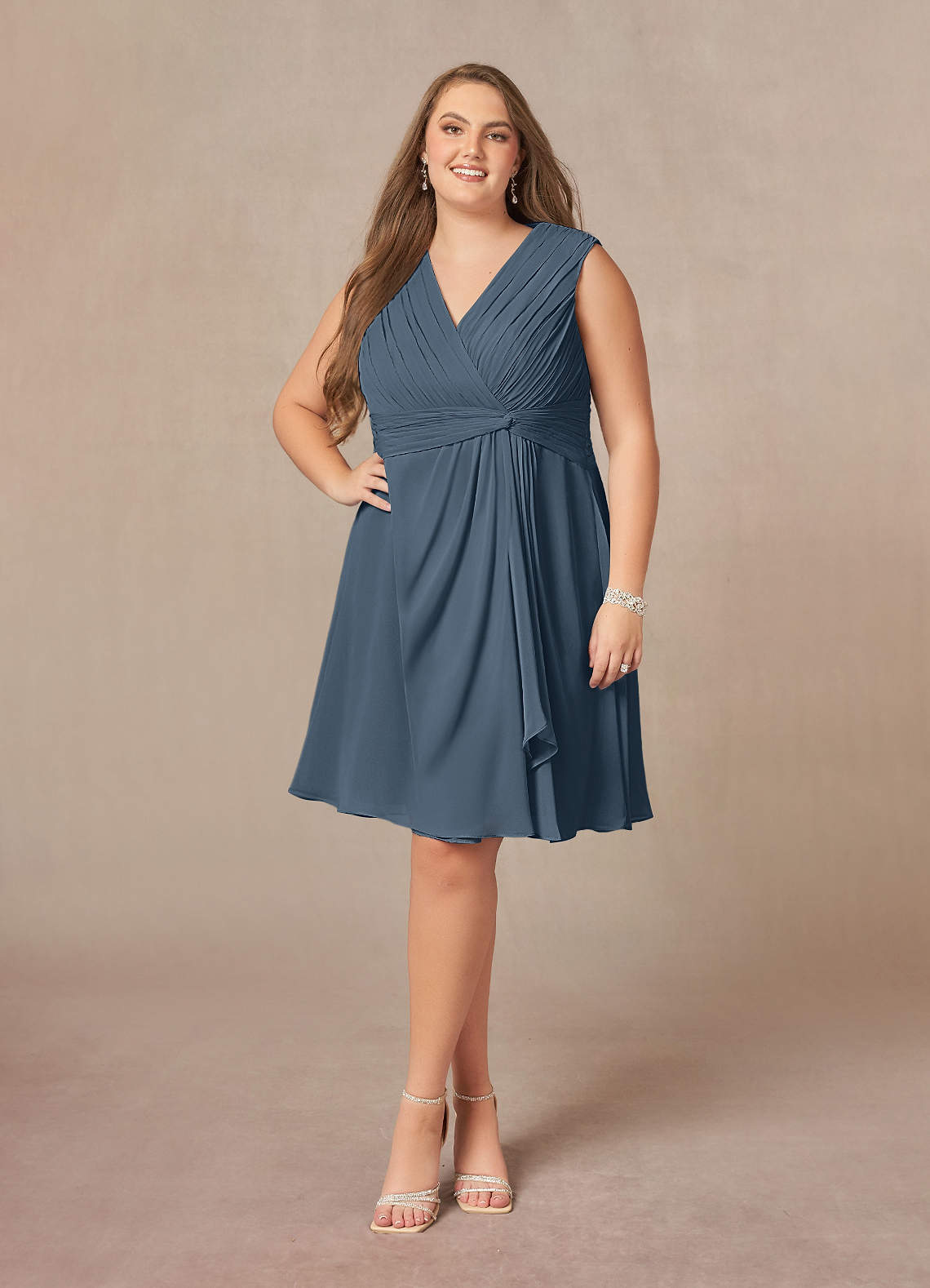 Azazie Theron Mère de la mariée Robes Robe Trapèze en Mousseline de soie Col V plissé Neptune image1