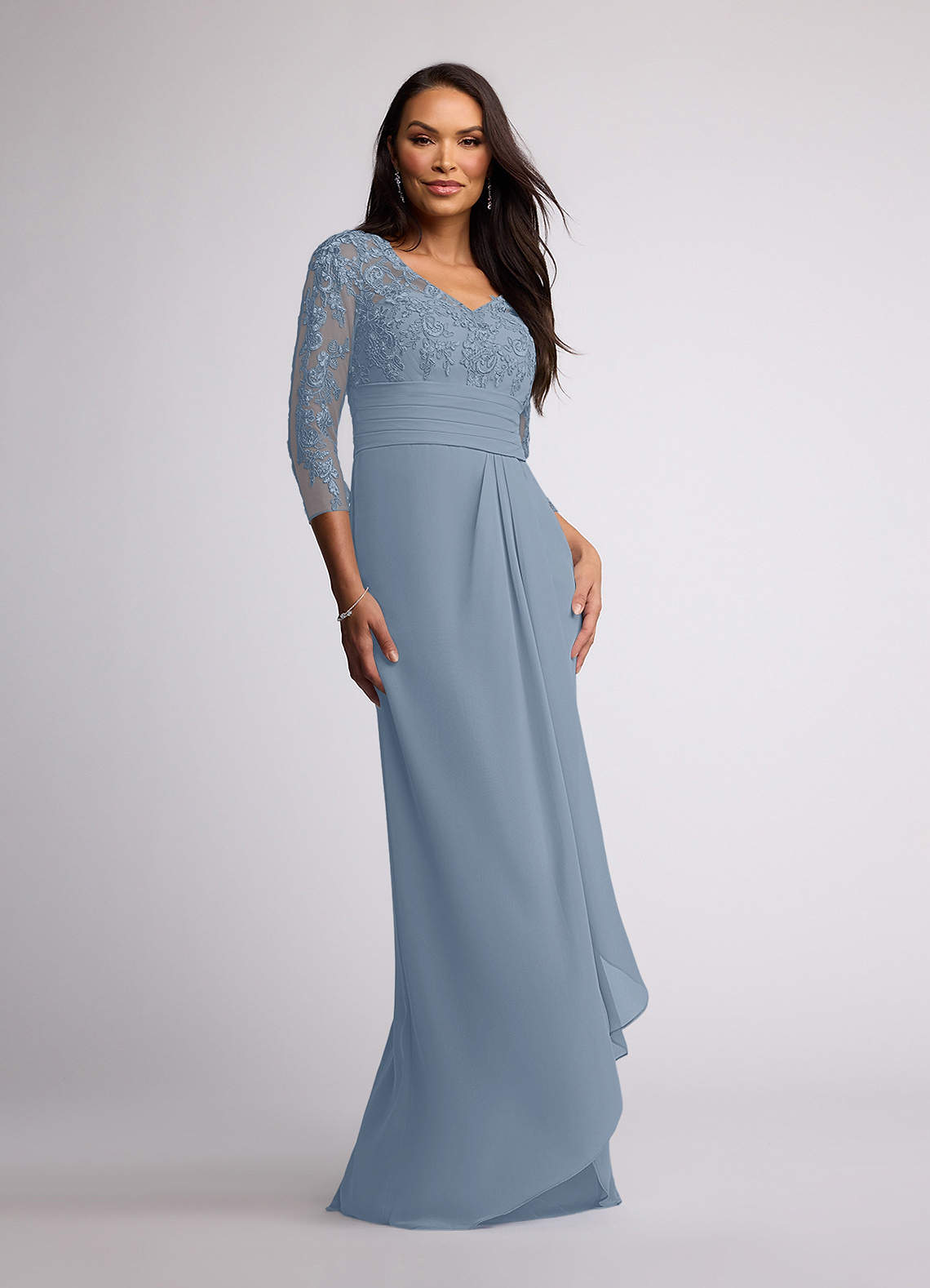 Azazie Joan Mère de la mariée Robes Robe Fourreau en Mousseline de soie Col V Dentelle Bleu Poussiéreux image1
