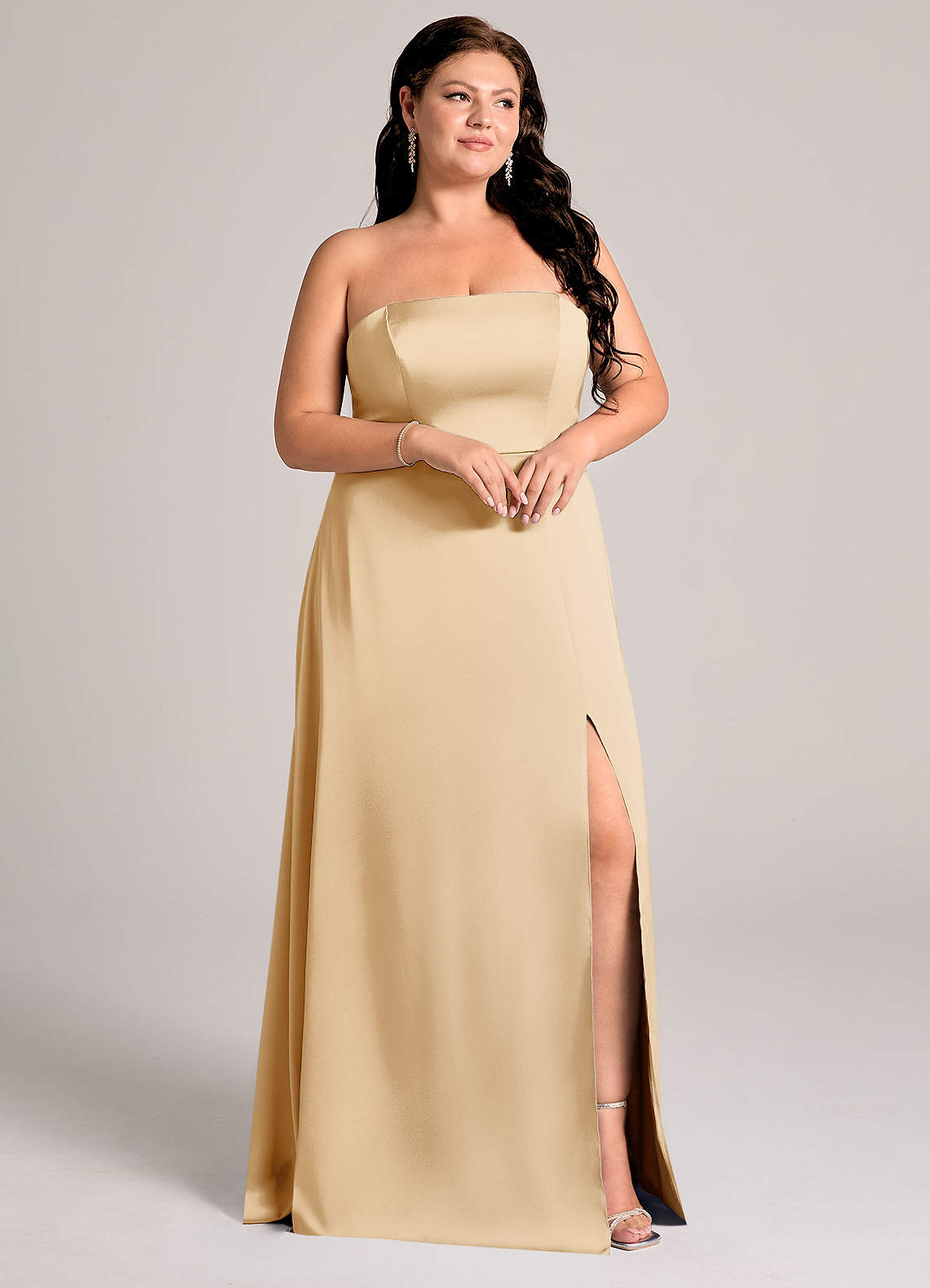 Azazie Wren Vestidos de damas de honor Vestido de Oro de Satén Elástico de Corte en A Convertible con Sin tirantes image9