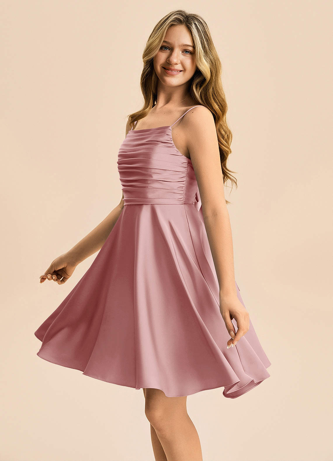 Azazie Miko Junior Robe Trapèze en Satin extensible Plissée Rose Poussiéreuse image6