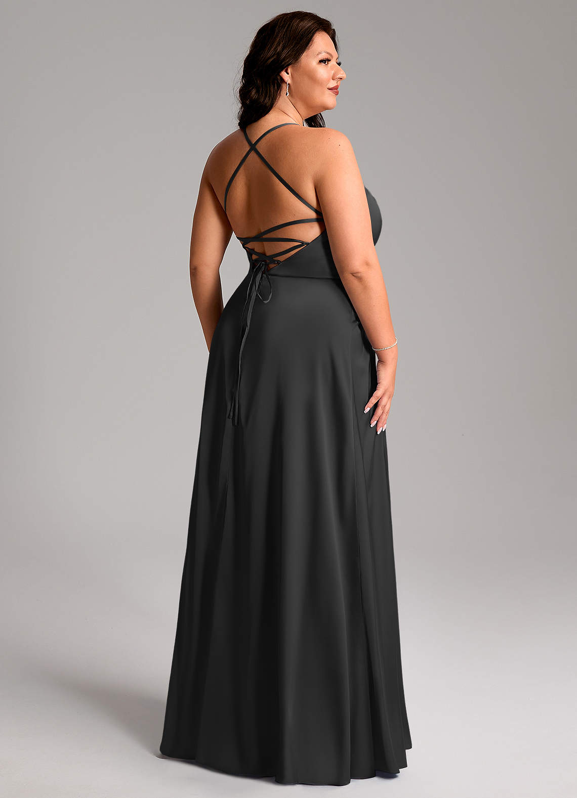 Azazie Mei Robes de demoiselle d'honneur Robe Trapèze en Satin extensible Col en V Noir image10