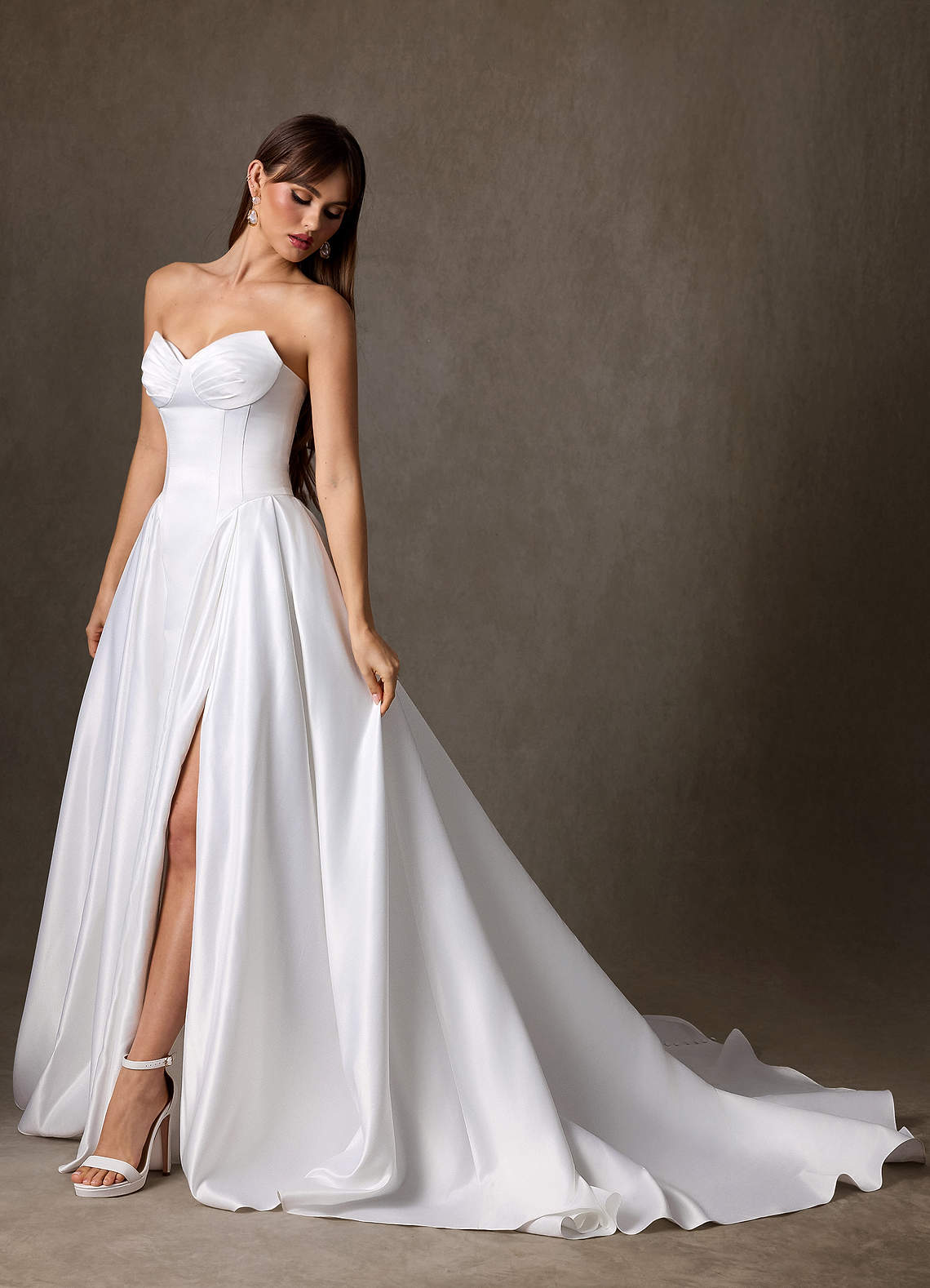 Azazie Constantina 웨딩드레스 A라인 스트랩리스 새틴 채플 트레인 드레스 image2