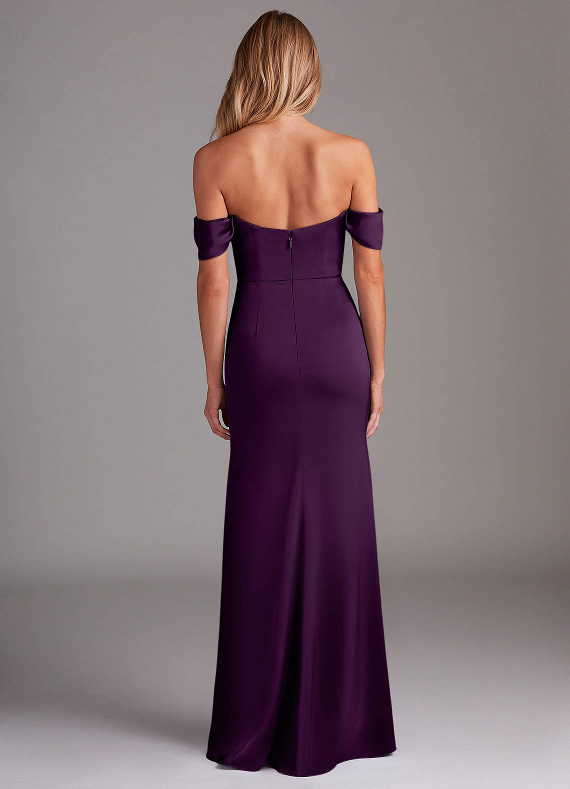 Azazie Saige Jurken voor bruidsmeisjes Jurk van Stretch Satijn met Kolom Off the Shoulder Druif image9