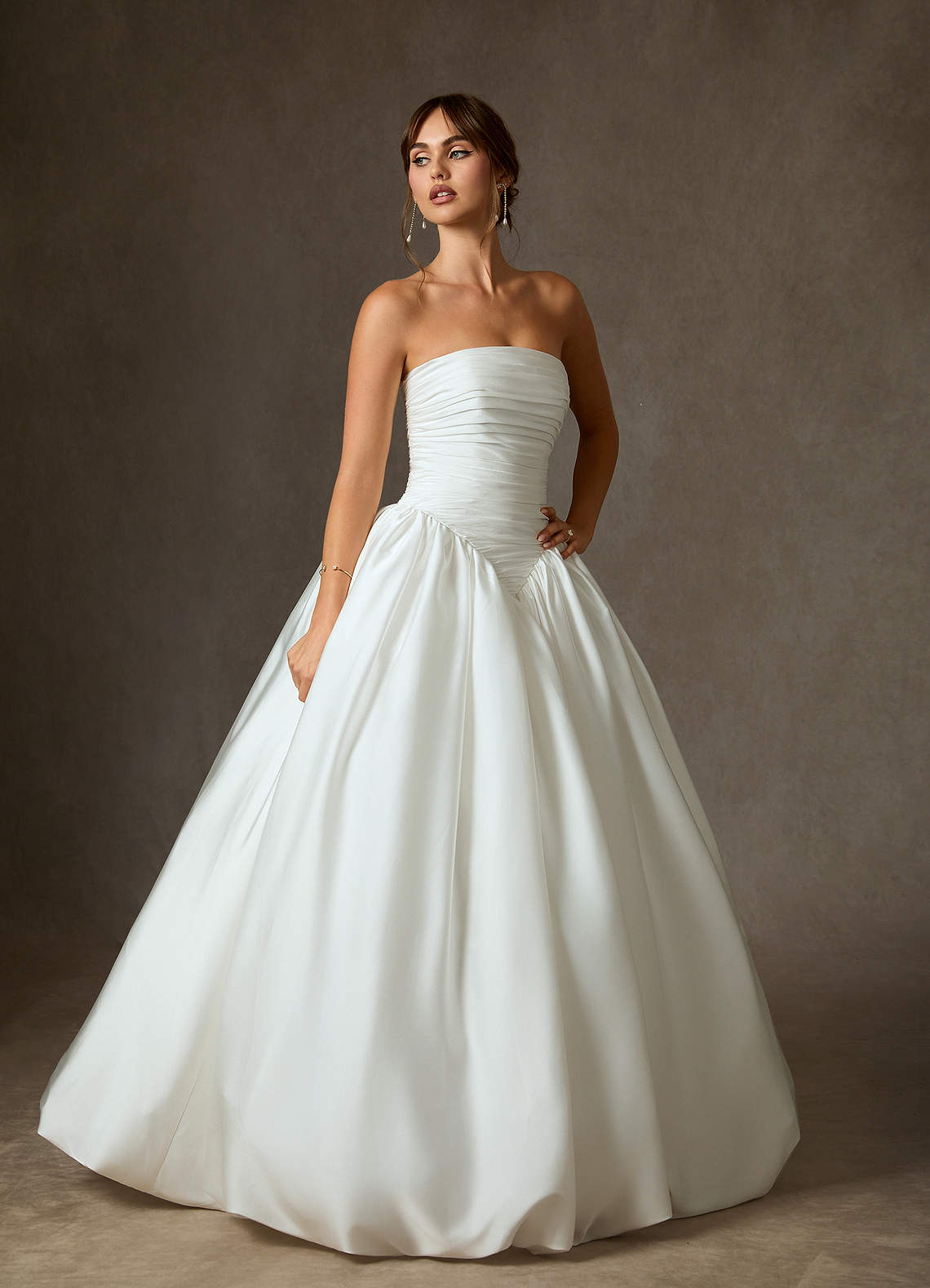 Azazie Shae Vestidos de novia Vestido de Diamante Blanco de Satén Elástico de Corte Princesa con Sin tirantes image5