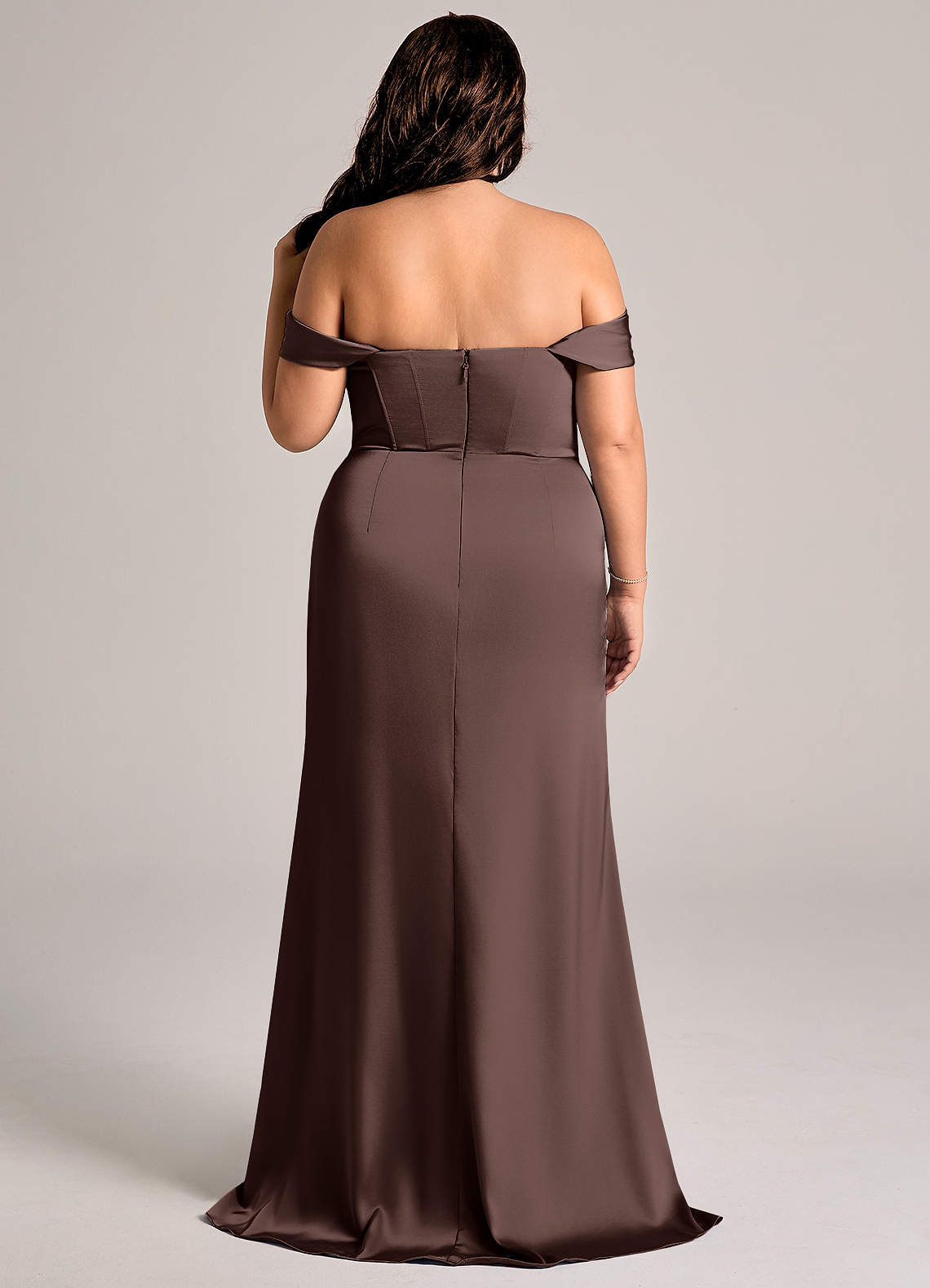 Azazie Johana Robes de demoiselle d'honneur Robe Sirène Convertible en Satin extensible Épaule décolletée Ganache image8