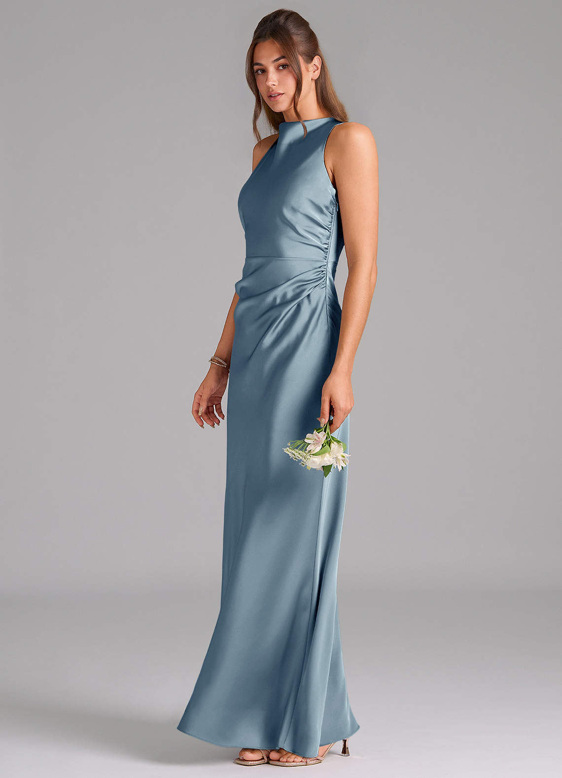 Azazie Evadne Robes de demoiselle d'honneur Robe Trapèze en Satin extensible Plissée Bleu Poussiéreux image1