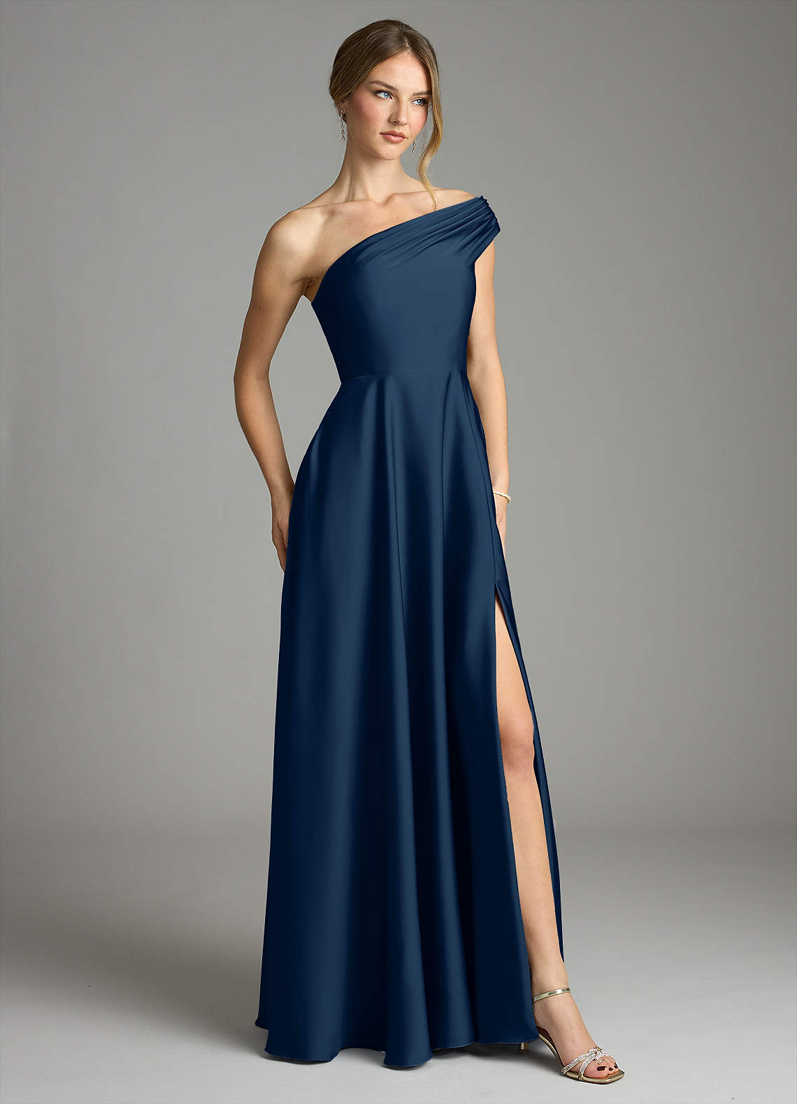 Azazie Melanie Essayer des robes à la maison Robe Trapèze en Satin extensible Épaule décolletée Bleu Marine Foncé image4